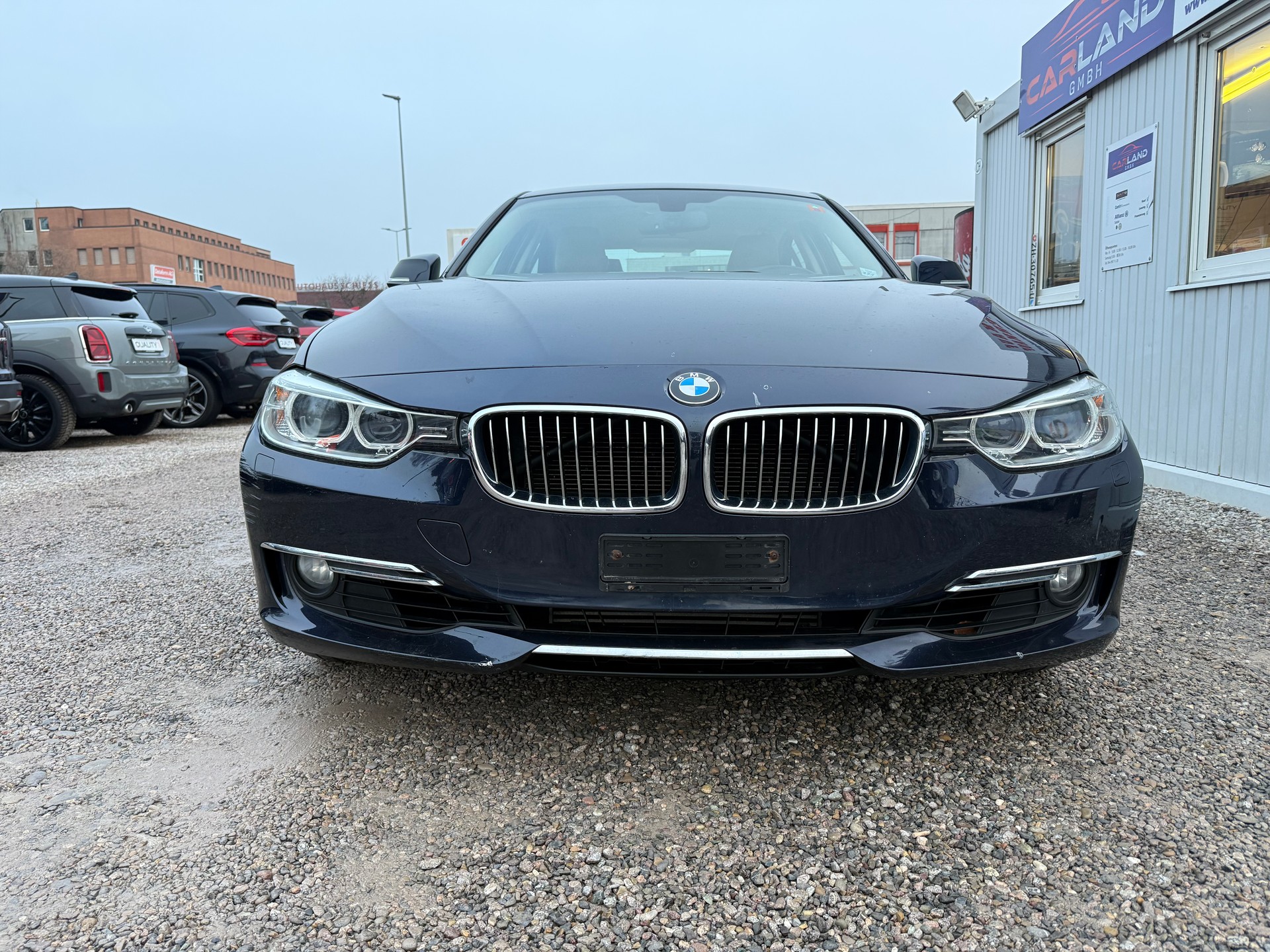 BMW 320i xDrive Luxury Line-image-0