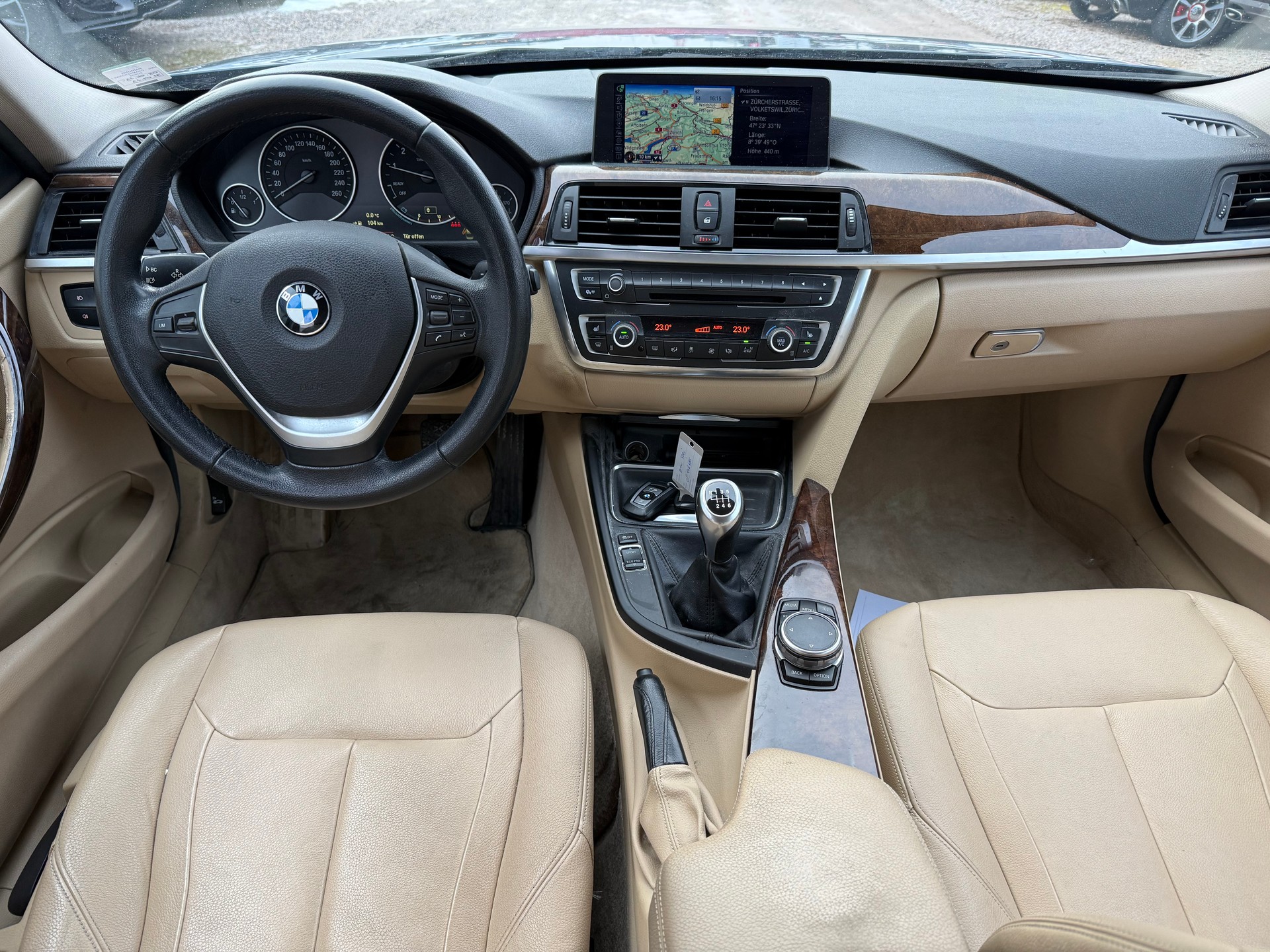 BMW 320i xDrive Luxury Line-image-5