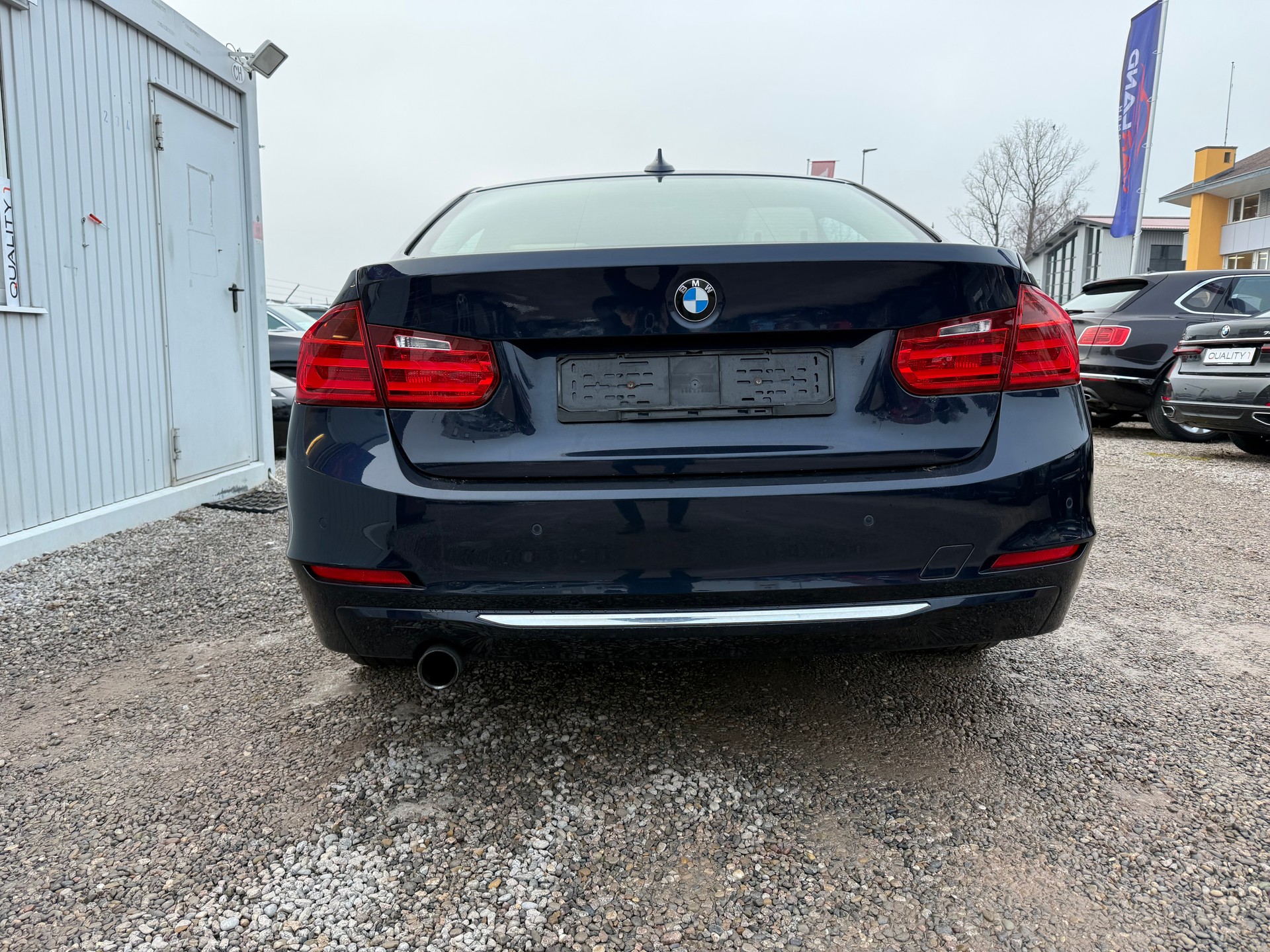 BMW 320i xDrive Luxury Line-image-4