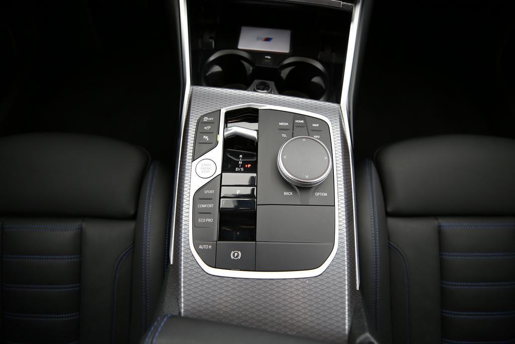 BMW 320d xDrive Touring-image-9