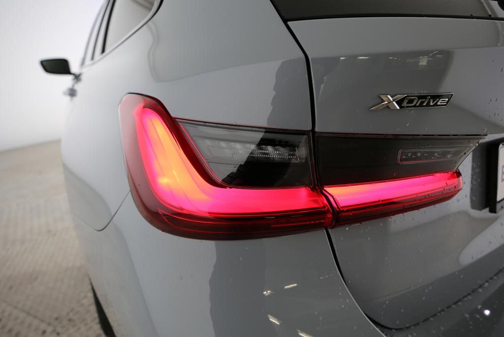 BMW 320d xDrive Touring-image-16