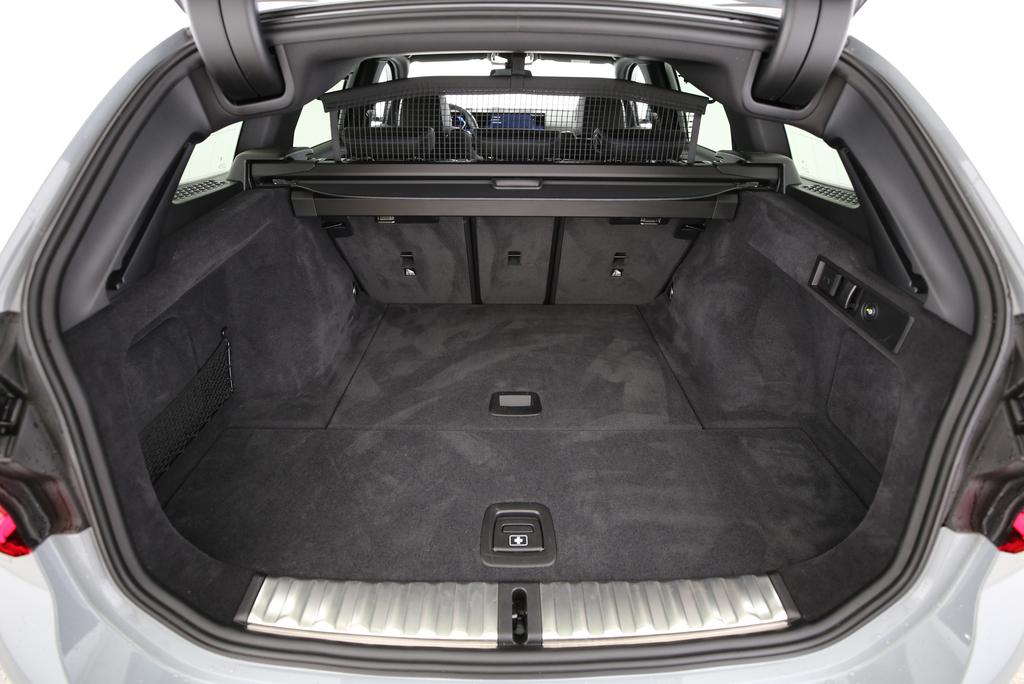 BMW 320d xDrive Touring-image-14