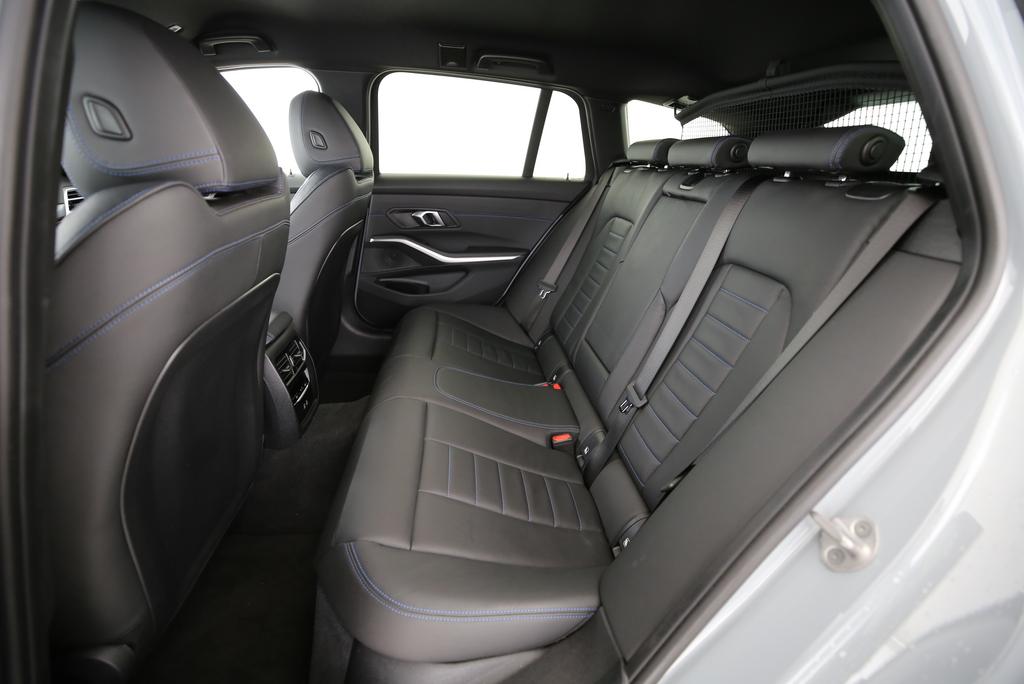 BMW 320d xDrive Touring-image-13