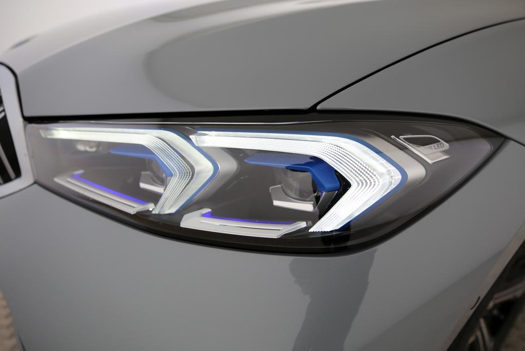 BMW 320d xDrive Touring-image-15