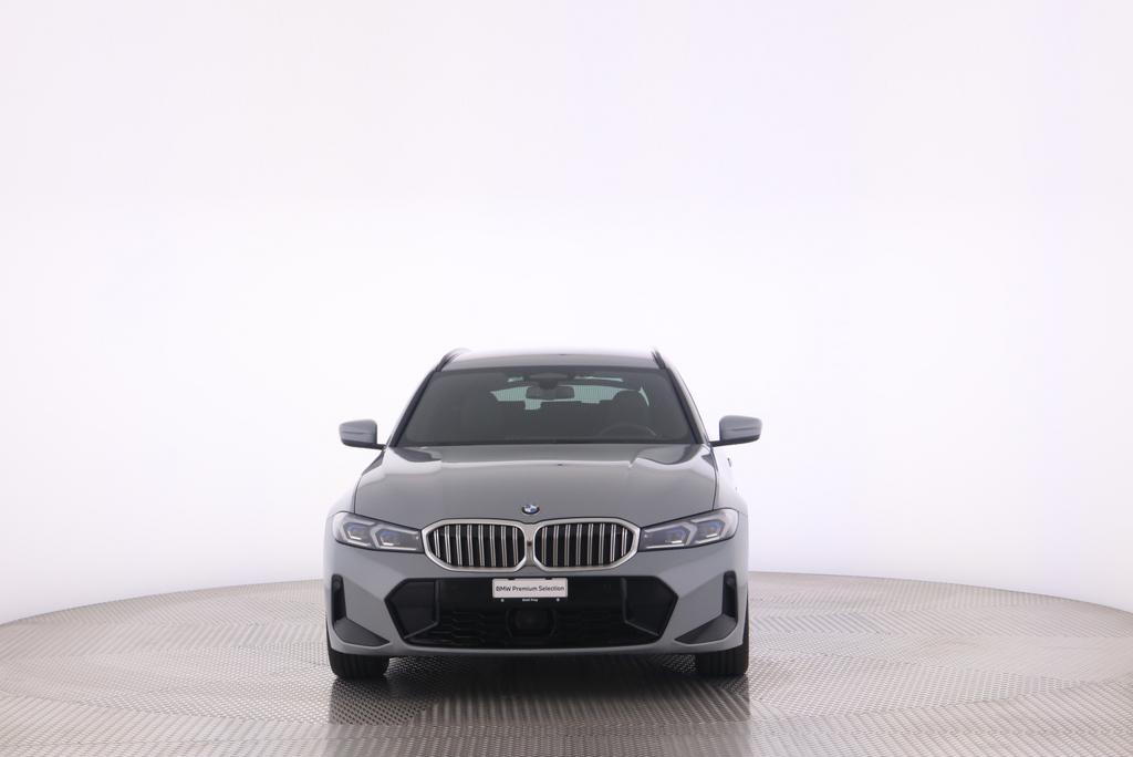 BMW 320d xDrive Touring-image-10
