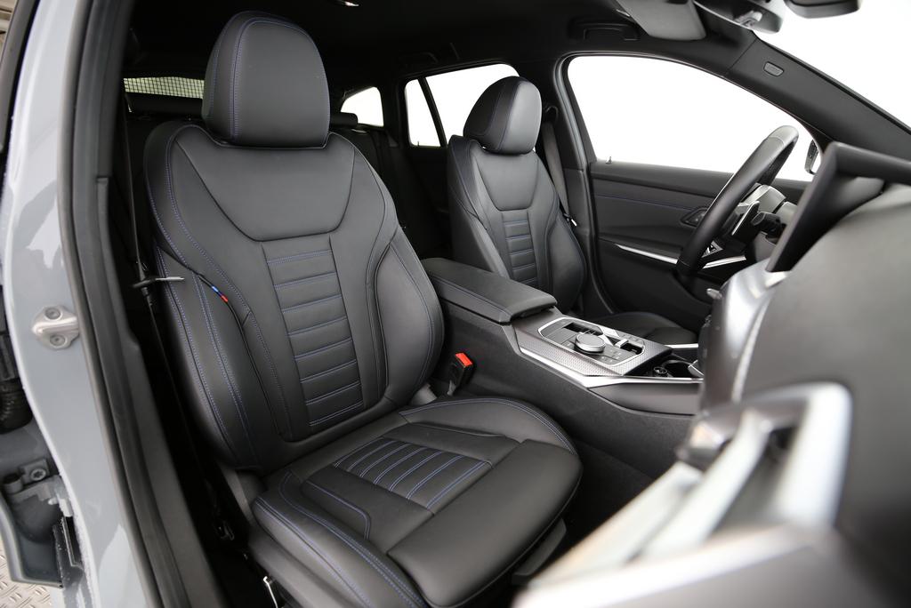 BMW 320d xDrive Touring-image-12