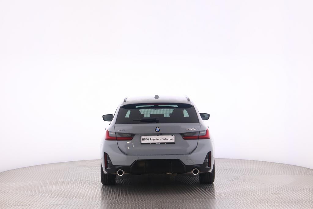 BMW 320d xDrive Touring-image-11
