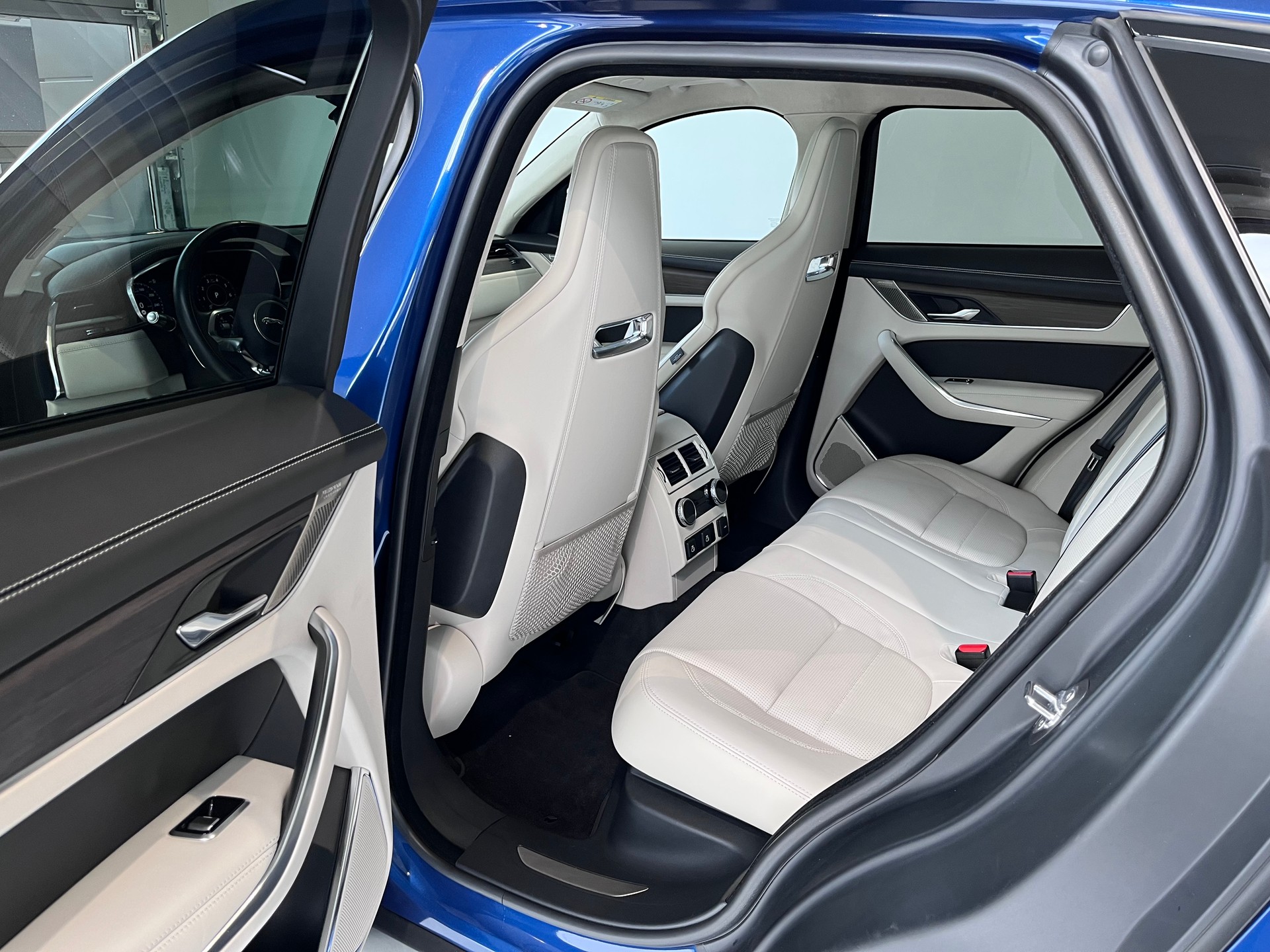 JAGUAR F-Pace 3.0 P400 R-Dynamic MHEV HSE AWD-image-4