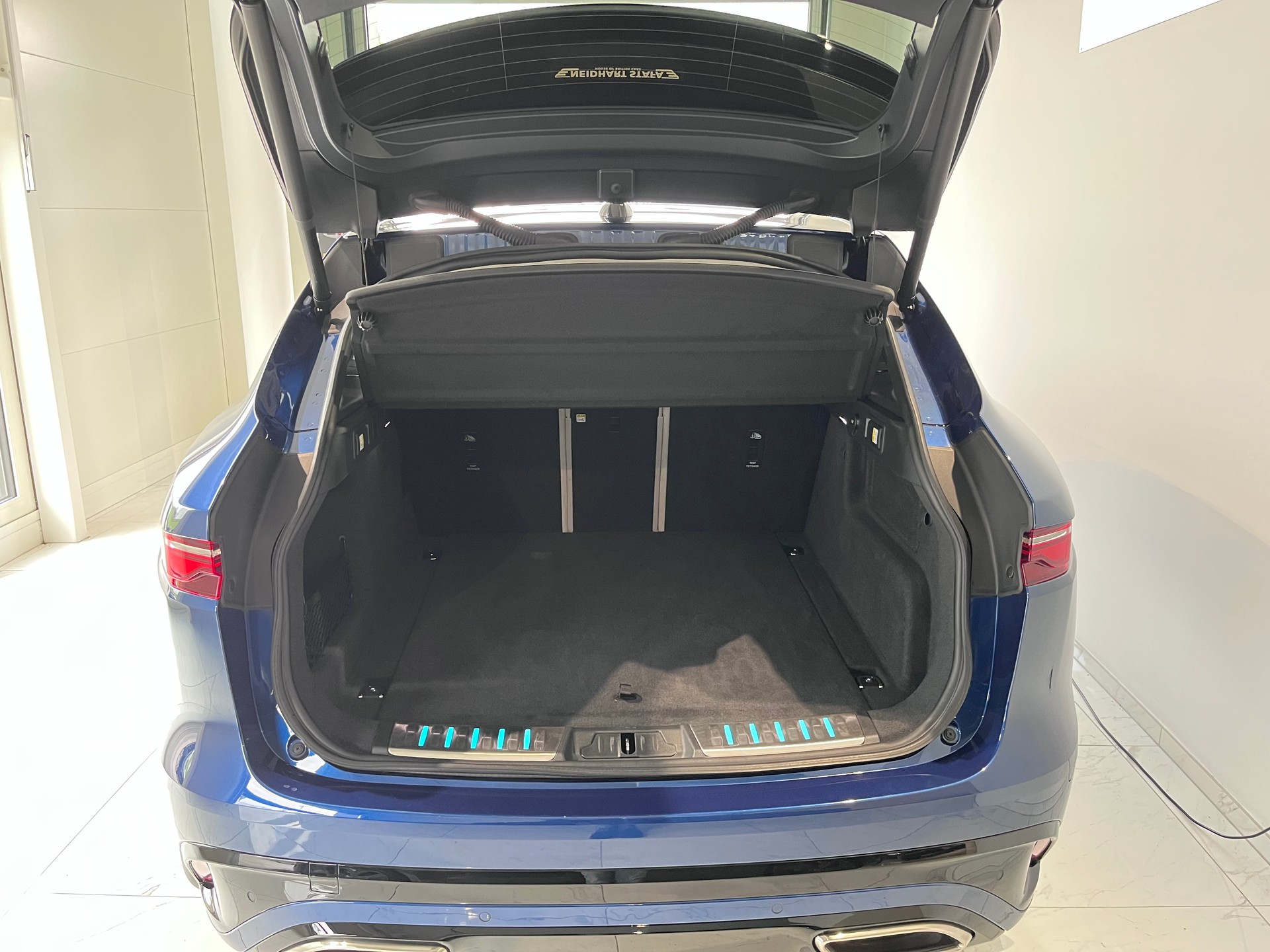 JAGUAR F-Pace 3.0 P400 R-Dynamic MHEV HSE AWD-image-6