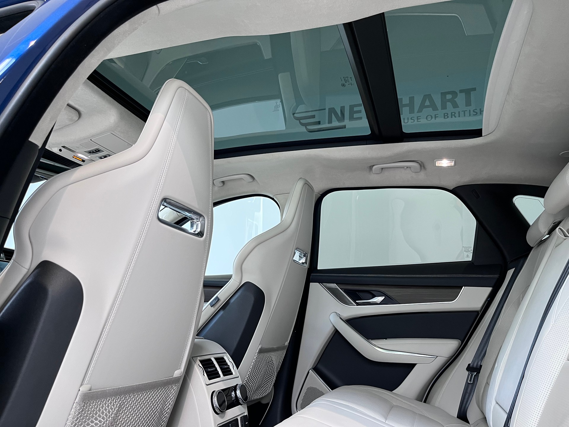 JAGUAR F-Pace 3.0 P400 R-Dynamic MHEV HSE AWD-image-5