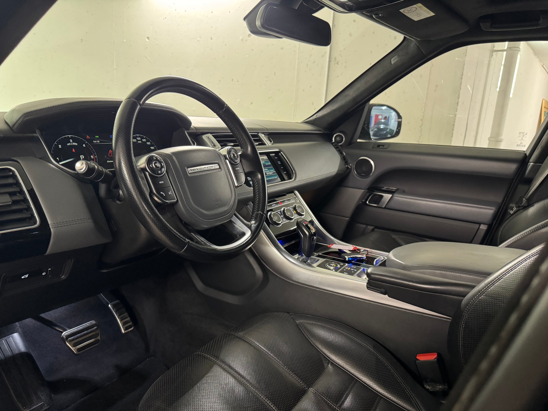 LAND ROVER Range Rover Sport 4.4 SDV8 Autobiography Automatic ALL BLACK-image-8