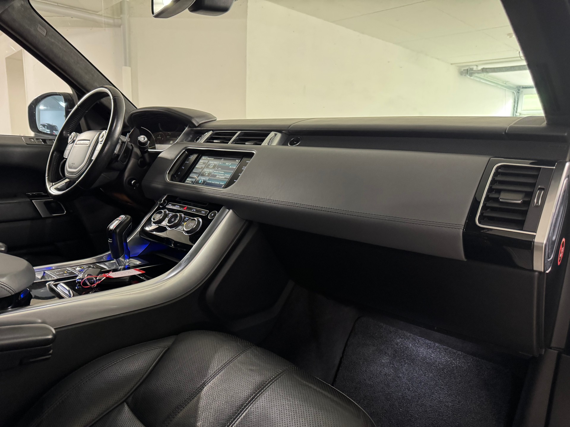 LAND ROVER Range Rover Sport 4.4 SDV8 Autobiography Automatic ALL BLACK-image-11