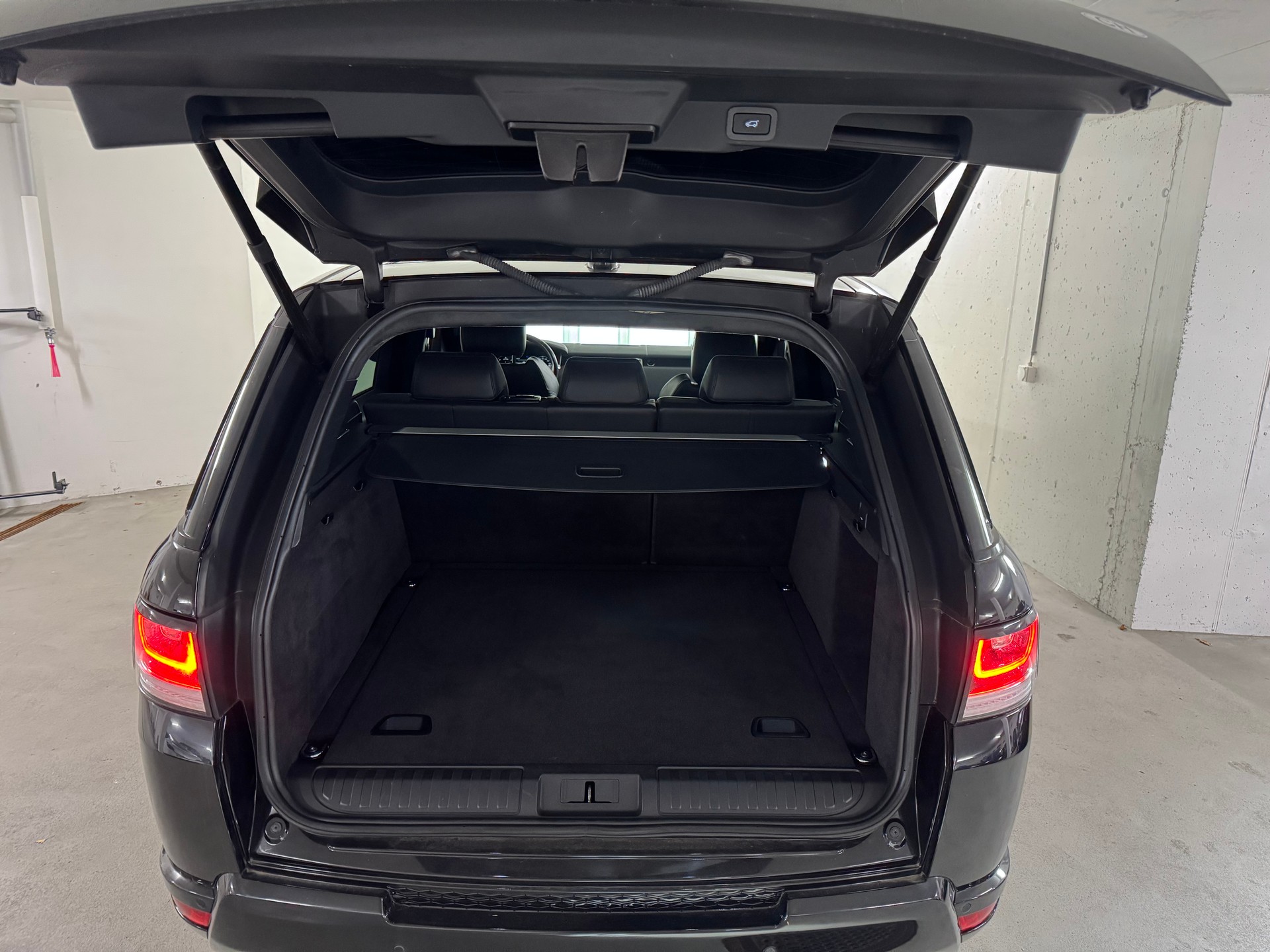 LAND ROVER Range Rover Sport 4.4 SDV8 Autobiography Automatic ALL BLACK-image-7