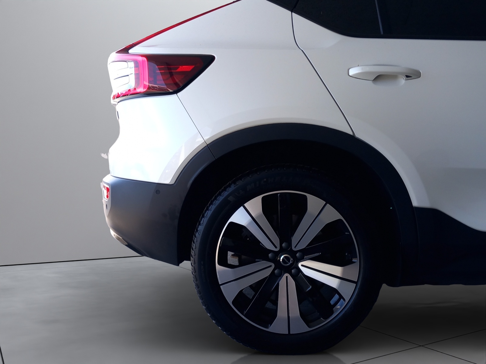 VOLVO C40 Recharge Twin-image-10