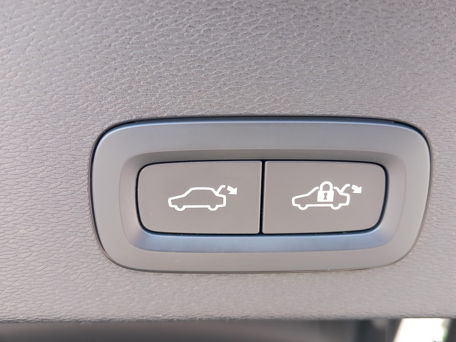 VOLVO C40 Recharge Twin-image-25