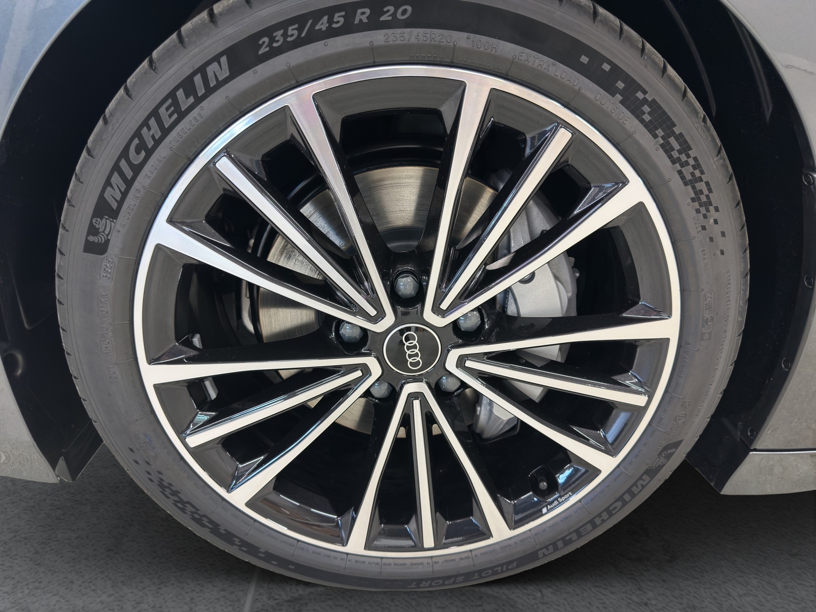 AUDI A6 Avant e-tron quattro-image-8