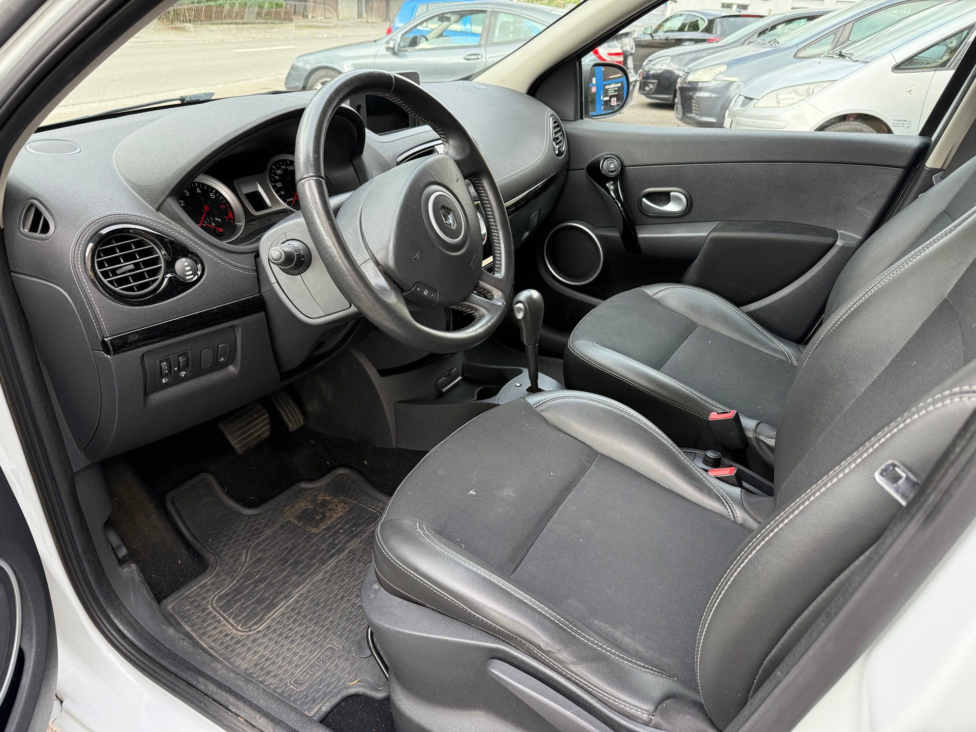 RENAULT Clio 1.6 16V Night&Day Automatic-image-9