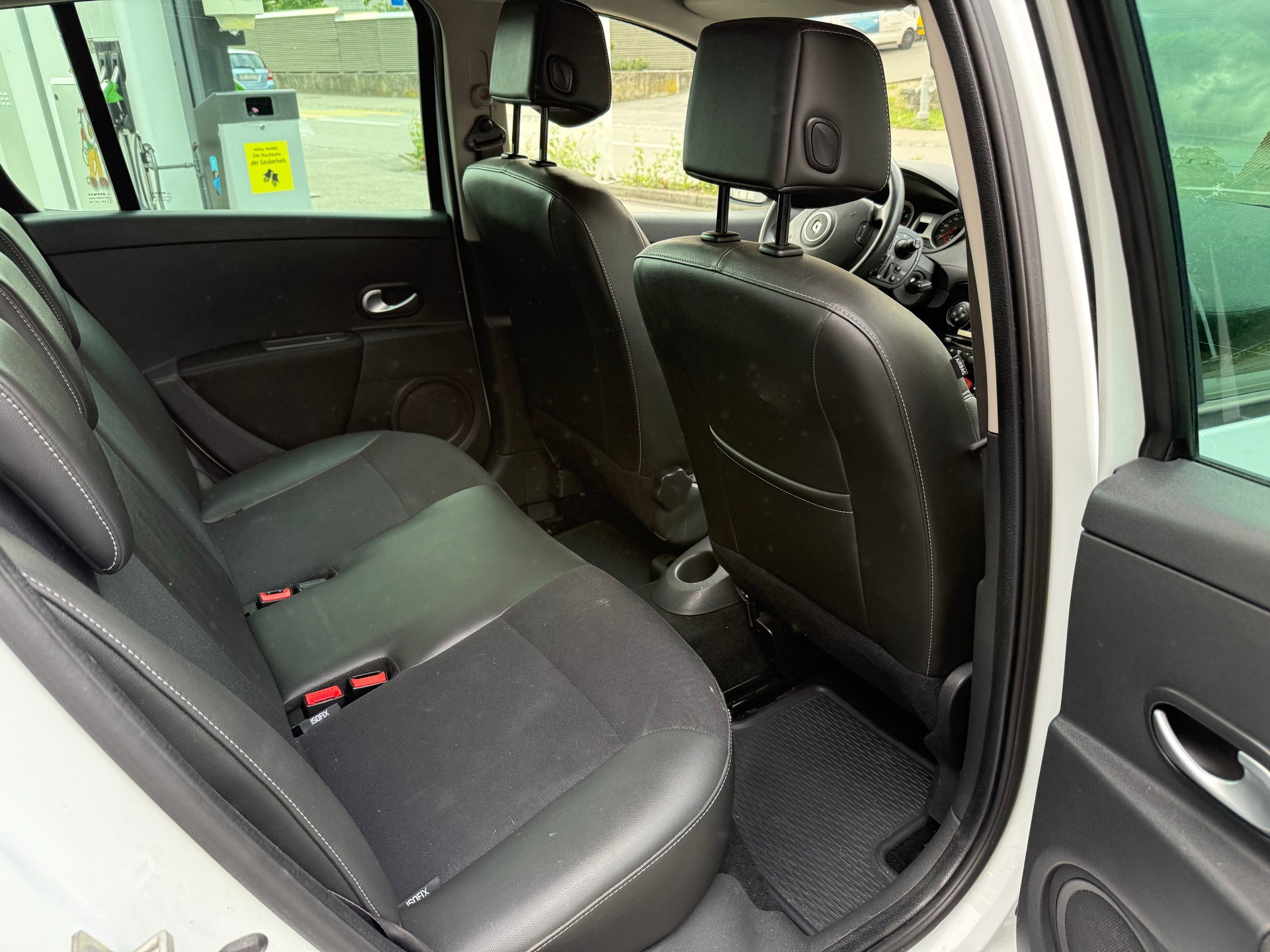 RENAULT Clio 1.6 16V Night&Day Automatic-image-12