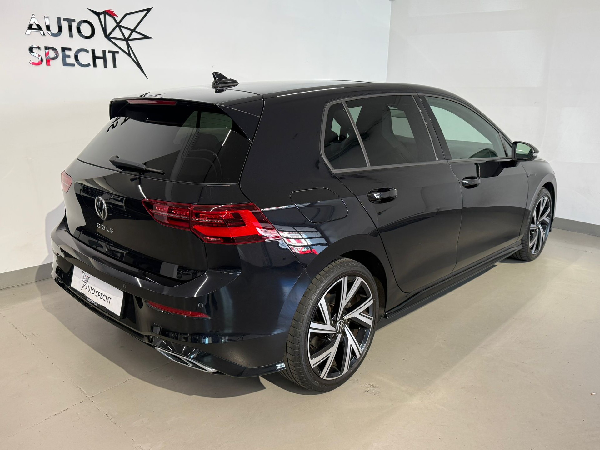VW Golf 2.0 TDI R-Line DSG-showroom-element-3