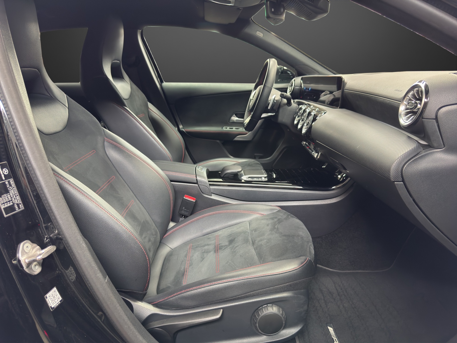 MERCEDES-BENZ A 180 Night Star AMG Line-image-11