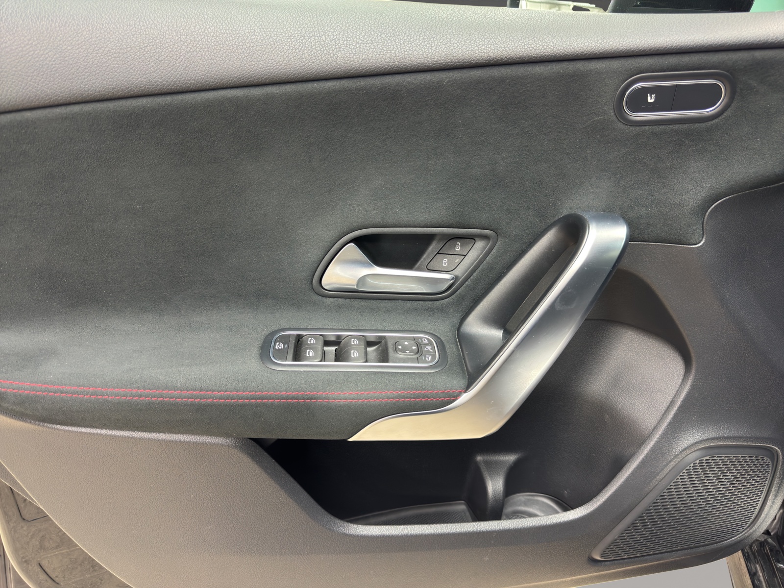 MERCEDES-BENZ A 180 Night Star AMG Line-image-12