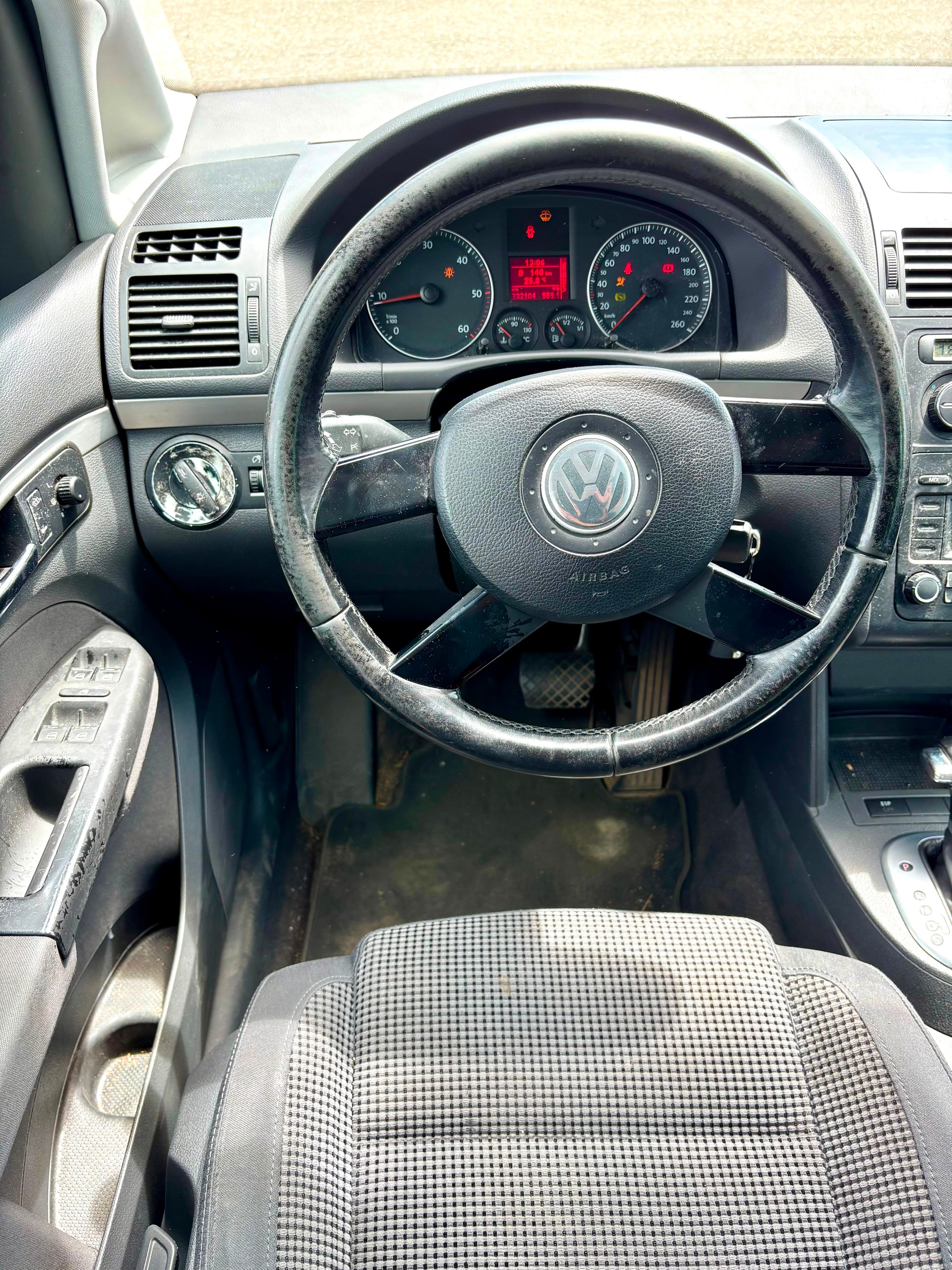 VW Touran 2.0 TDI Trendline-image-8