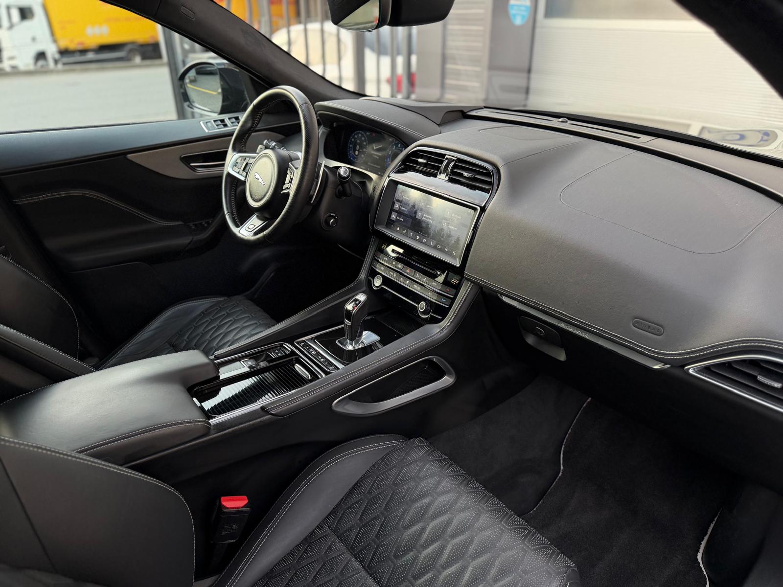 JAGUAR F-Pace 5.0 V8 SVR AWD Automatik-image-12