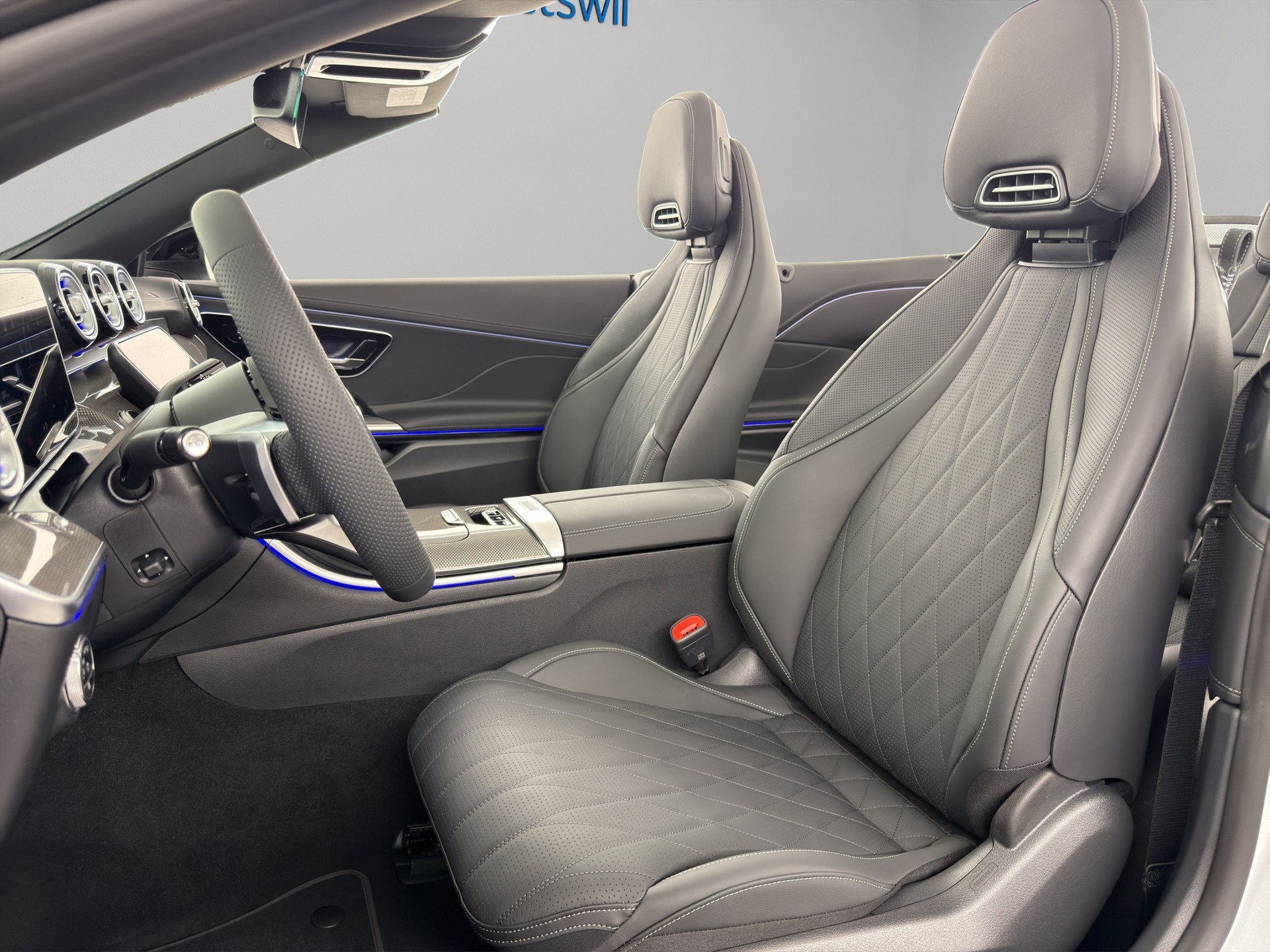 MERCEDES-BENZ CLE 450 AMG Line 4matic Cabriolet-image-7