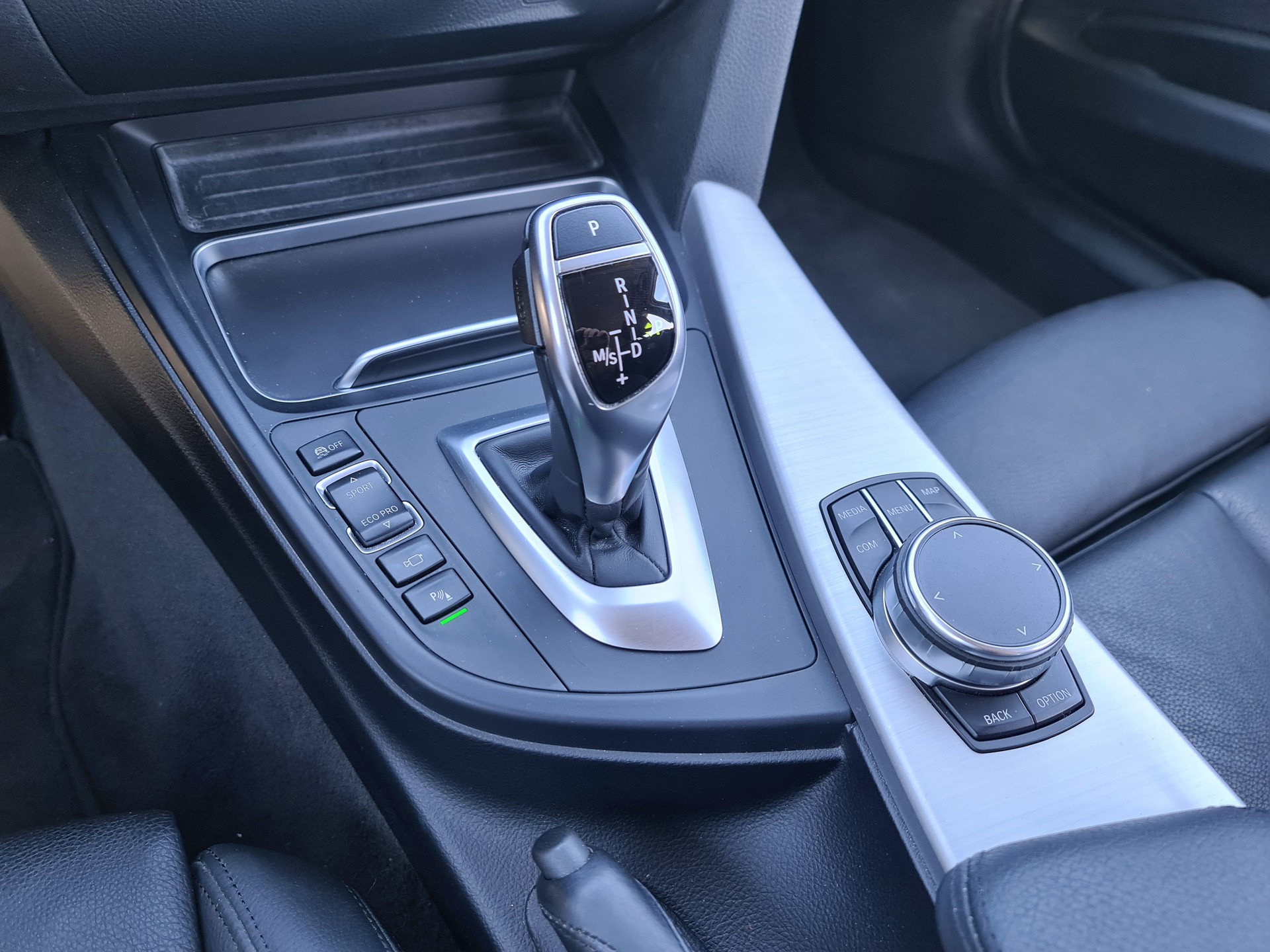 BMW 320d xDrive Touring Edition Sport Line Steptronic-image-11