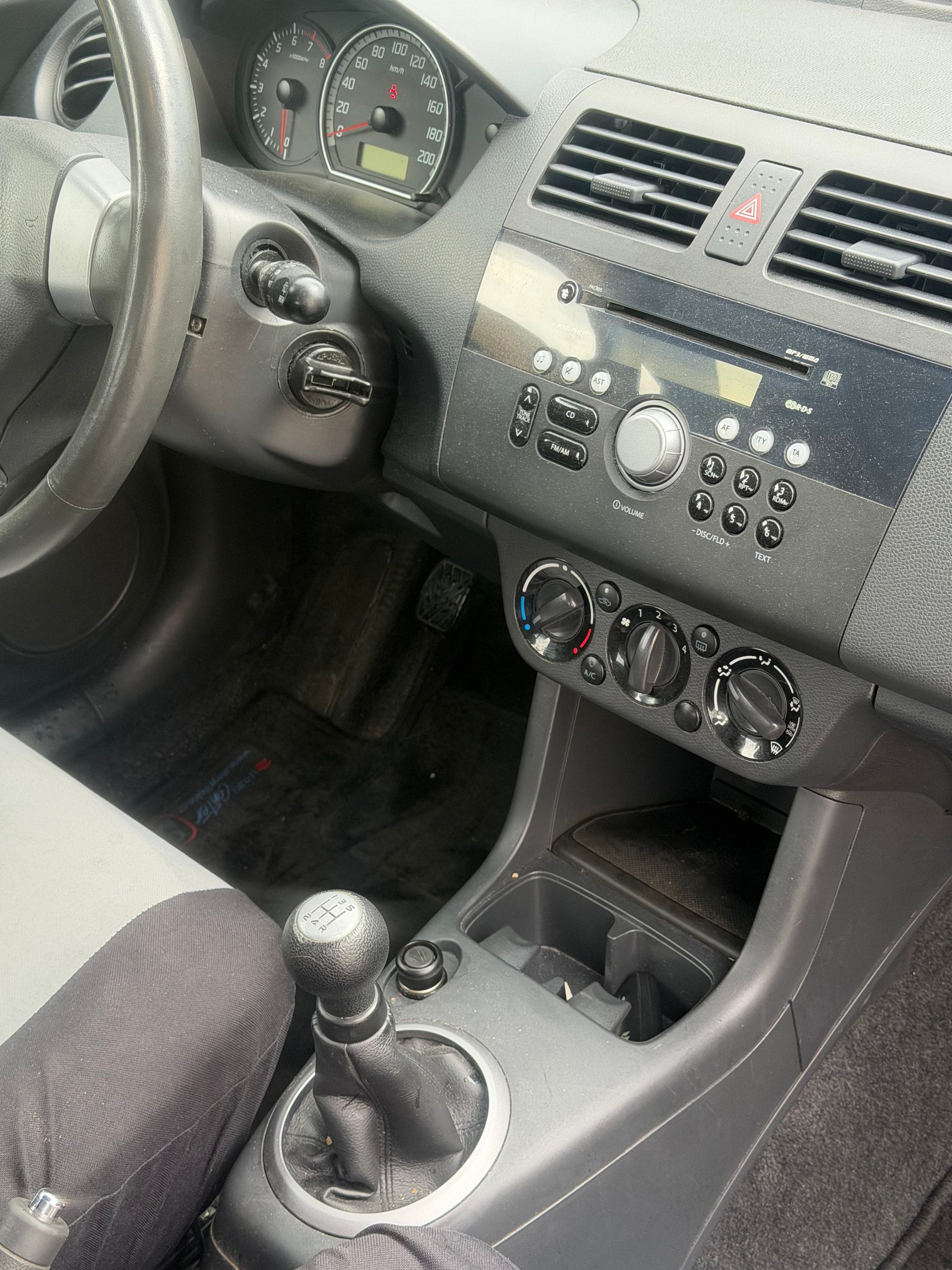 SUZUKI Swift 1.3i 16V GL Top 4x4-image-7