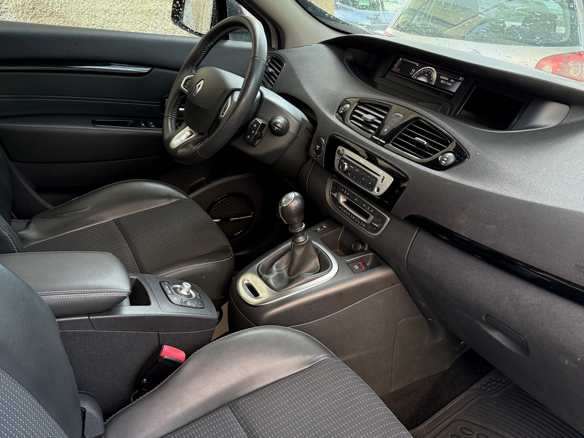 RENAULT Scénic 1.4 16V Turbo Dynamique-image-10