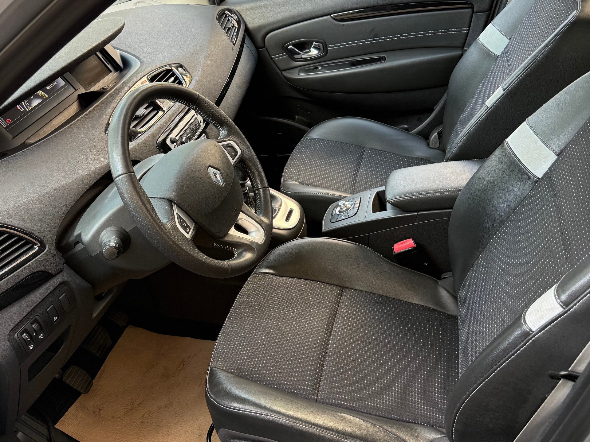 RENAULT Scénic 1.4 16V Turbo Dynamique-image-6