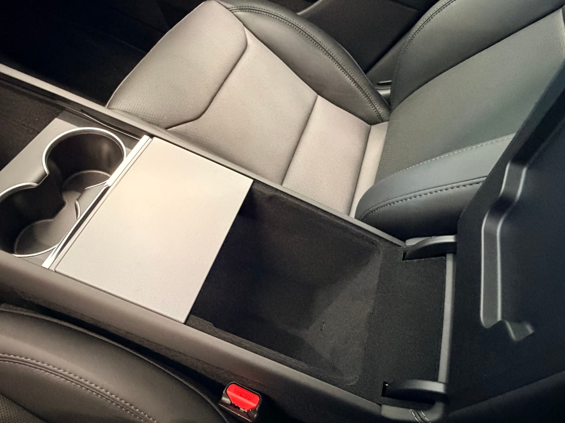 TESLA Model Y Long Range Premium AWD-image-29