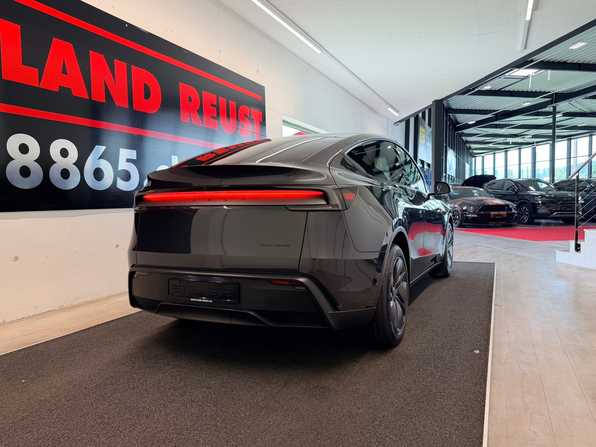 TESLA Model Y Long Range Premium AWD-image-5