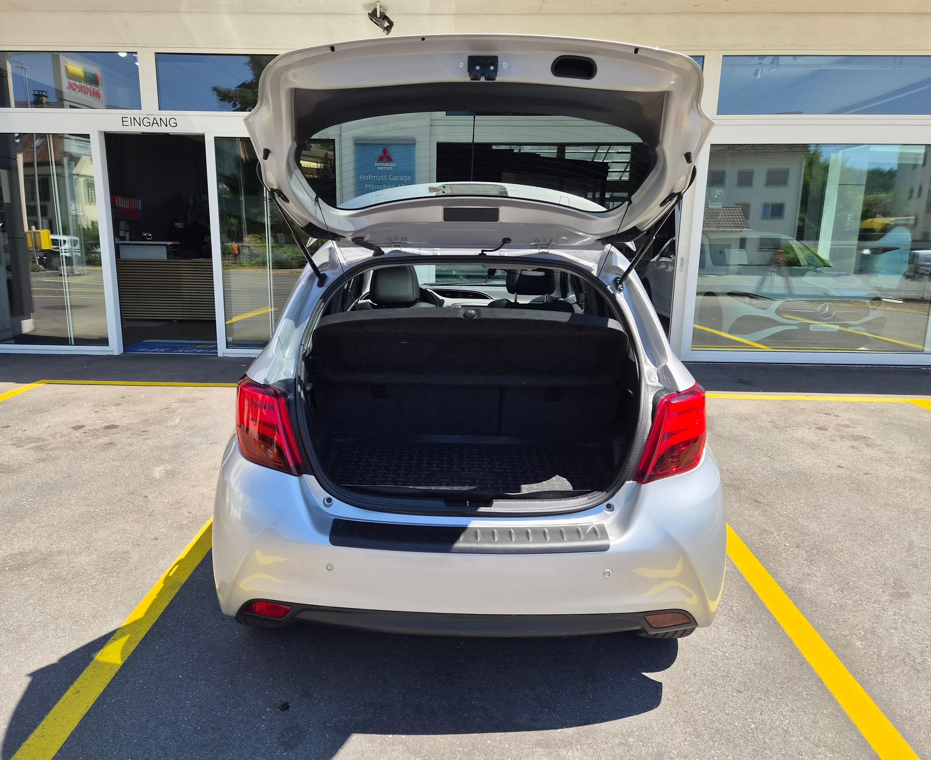 TOYOTA Yaris 1.5 VVT-i HSD Style Bi-tone-image-5