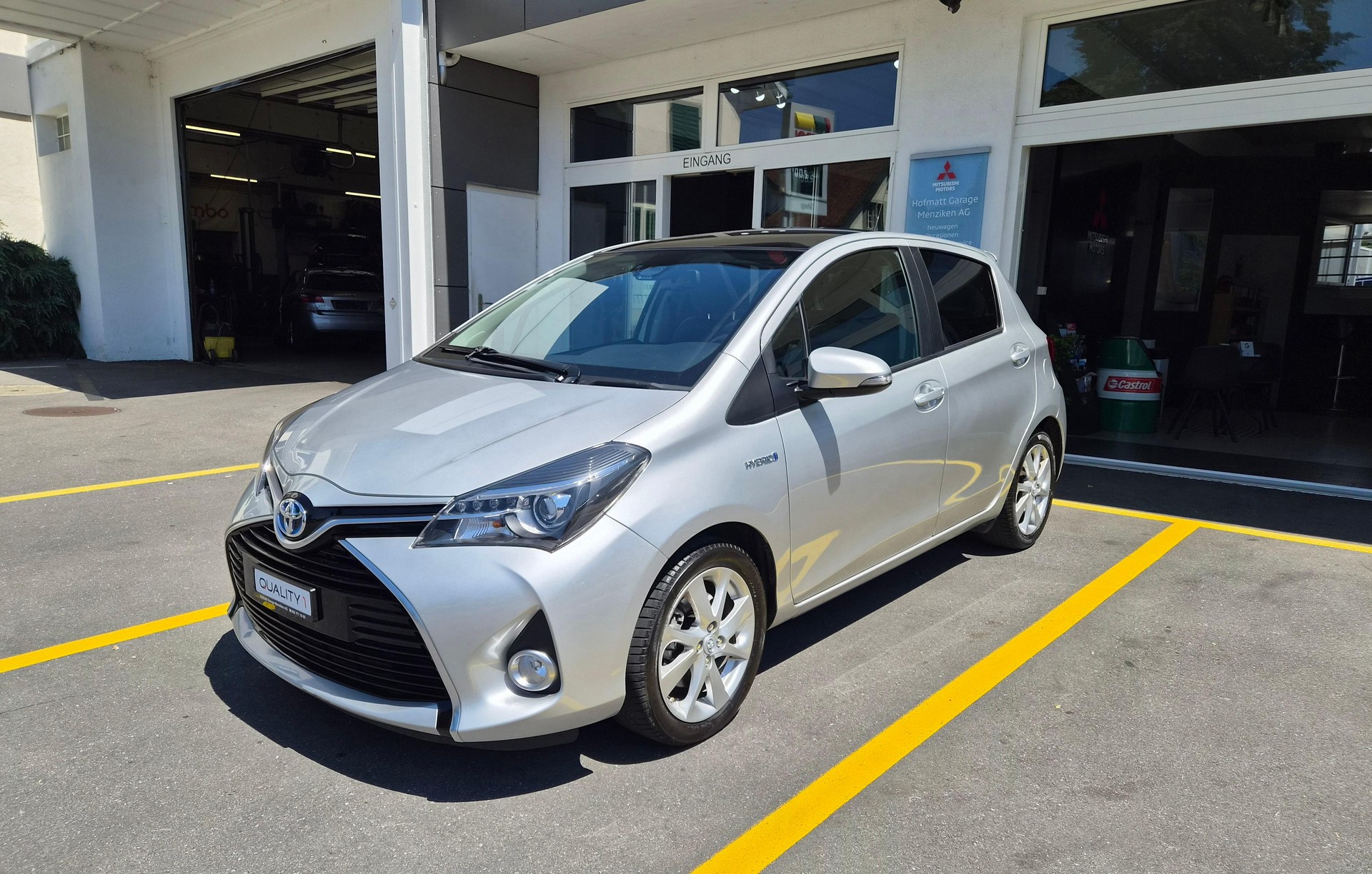 TOYOTA Yaris 1.5 VVT-i HSD Style Bi-tone-image-2