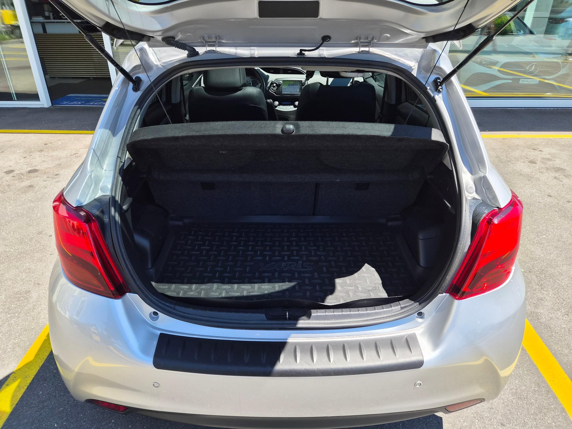 TOYOTA Yaris 1.5 VVT-i HSD Style Bi-tone-image-6