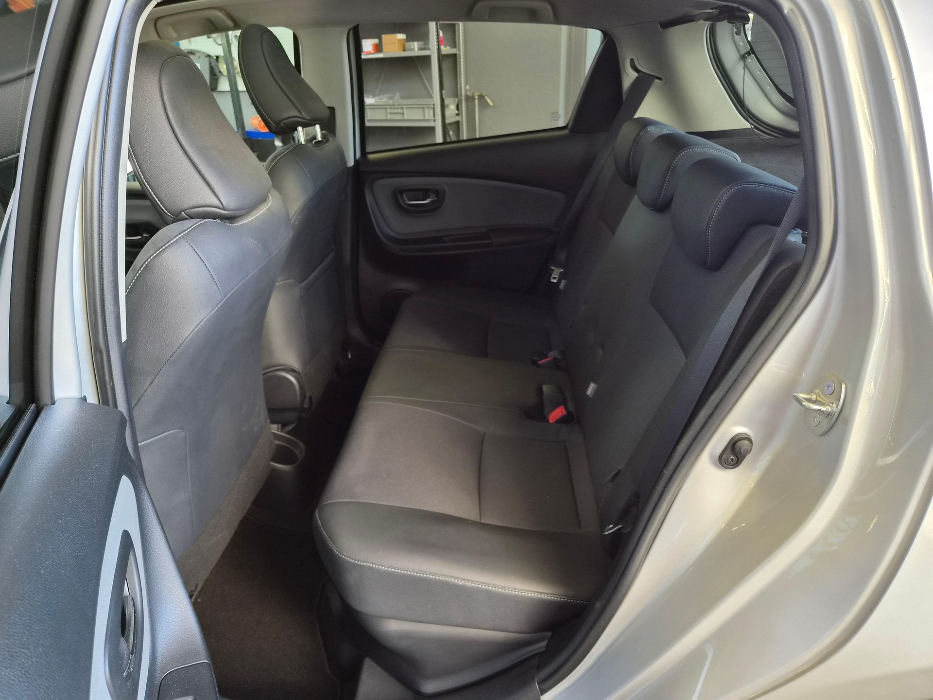 TOYOTA Yaris 1.5 VVT-i HSD Style Bi-tone-image-9
