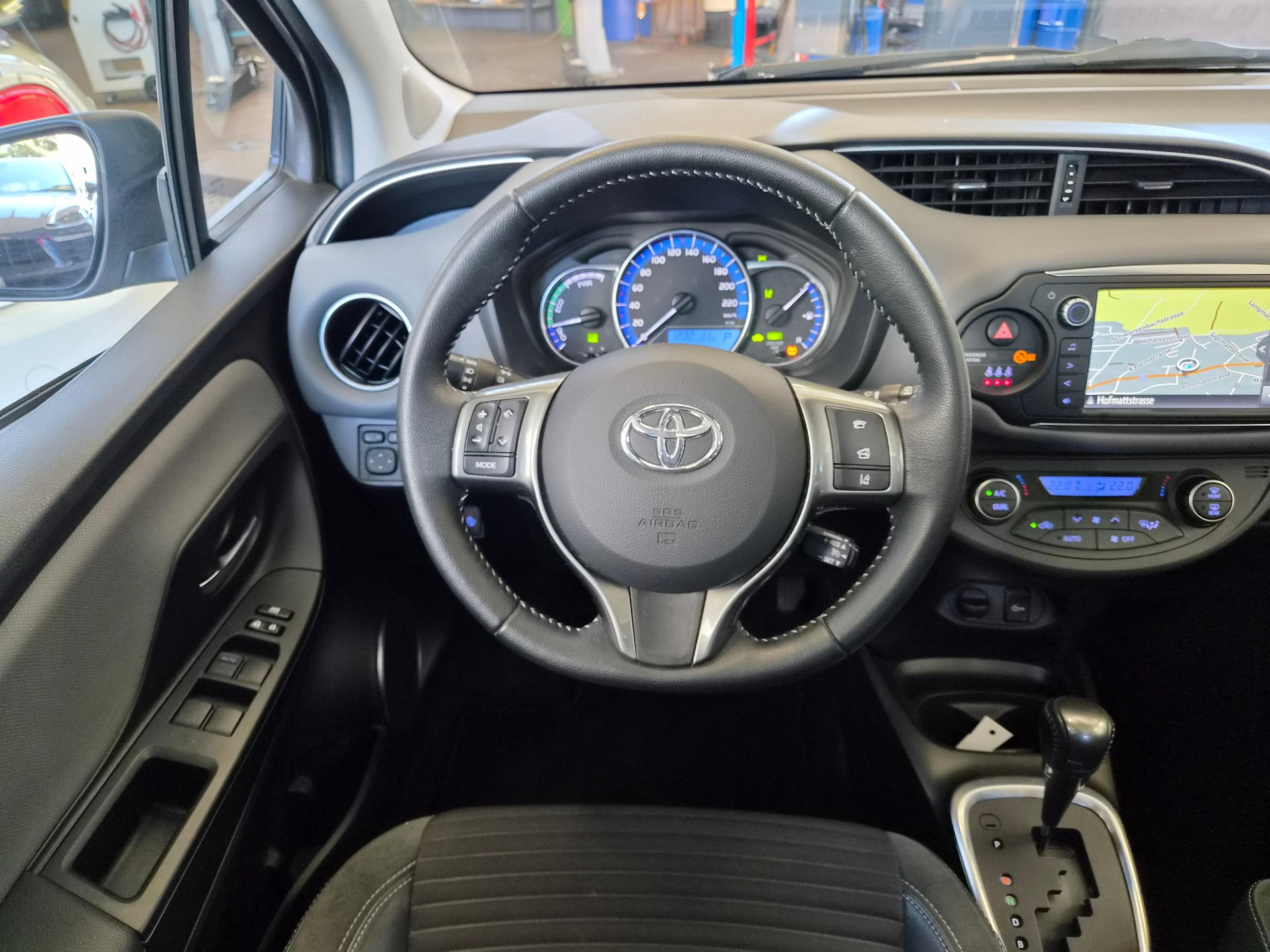 TOYOTA Yaris 1.5 VVT-i HSD Style Bi-tone-image-11