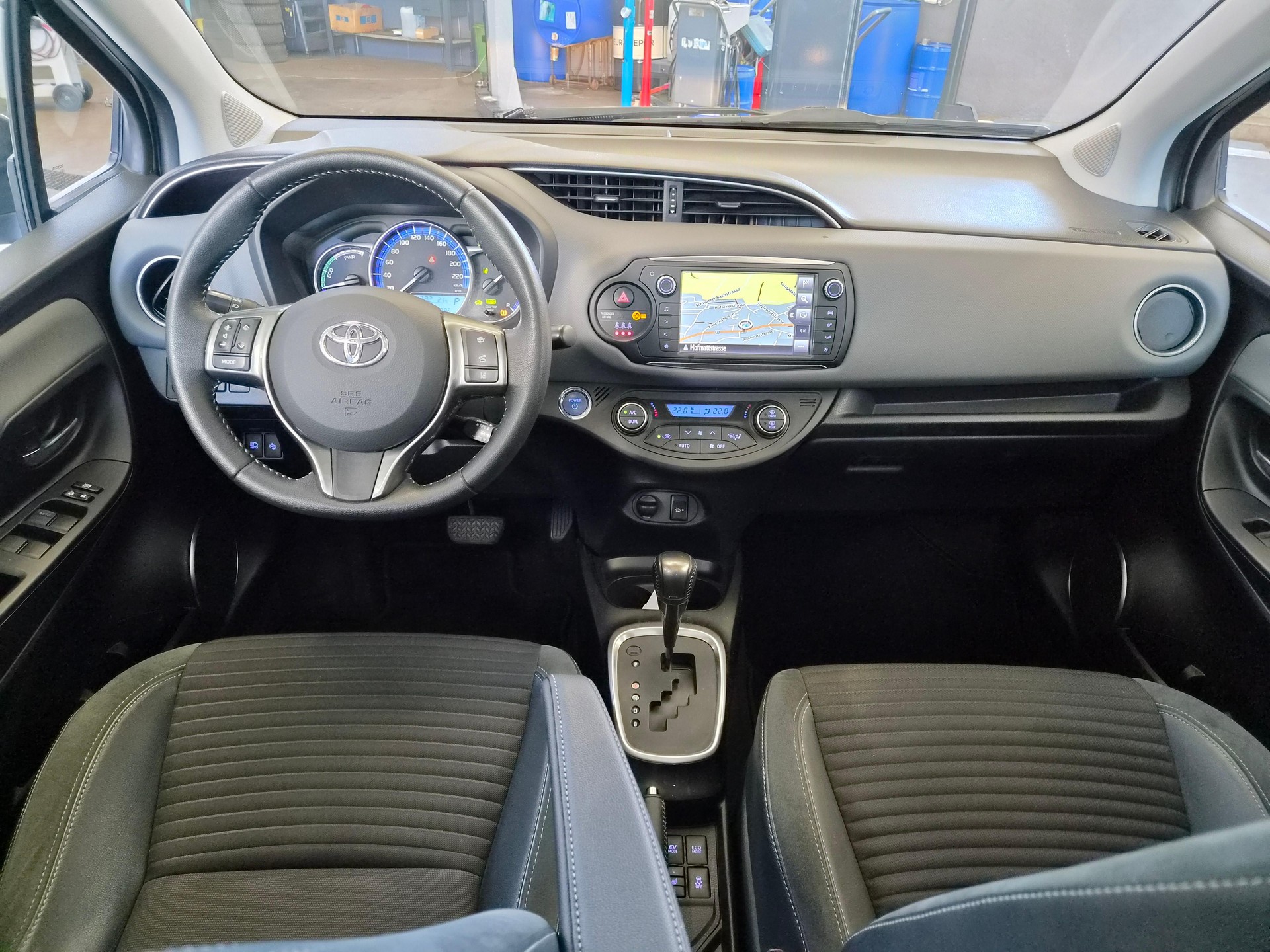 TOYOTA Yaris 1.5 VVT-i HSD Style Bi-tone-image-10