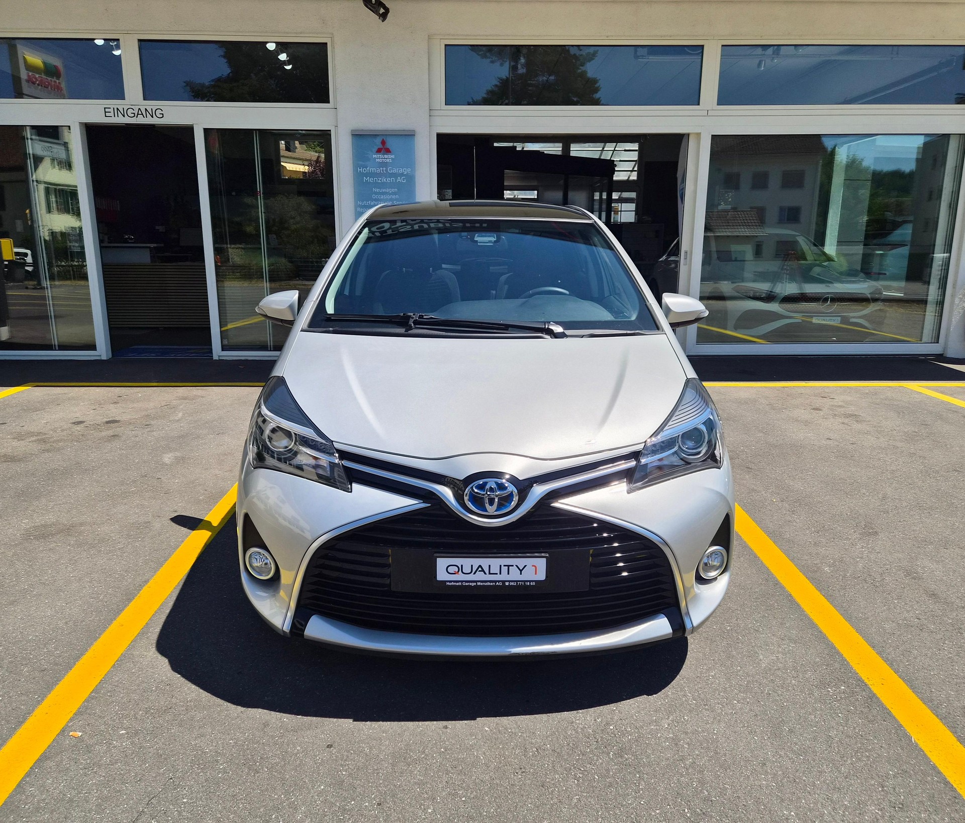 TOYOTA Yaris 1.5 VVT-i HSD Style Bi-tone-image-1