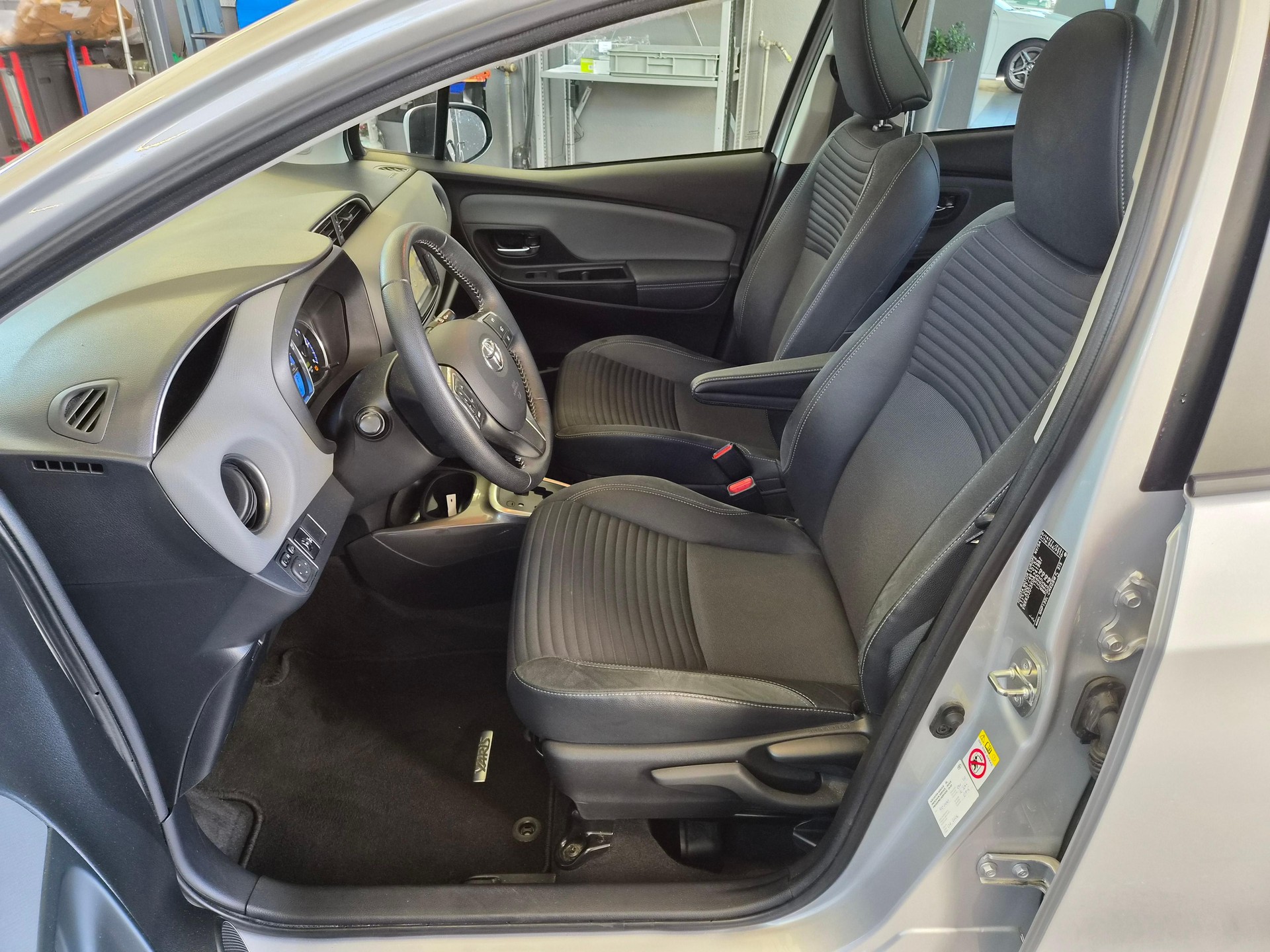 TOYOTA Yaris 1.5 VVT-i HSD Style Bi-tone-image-8