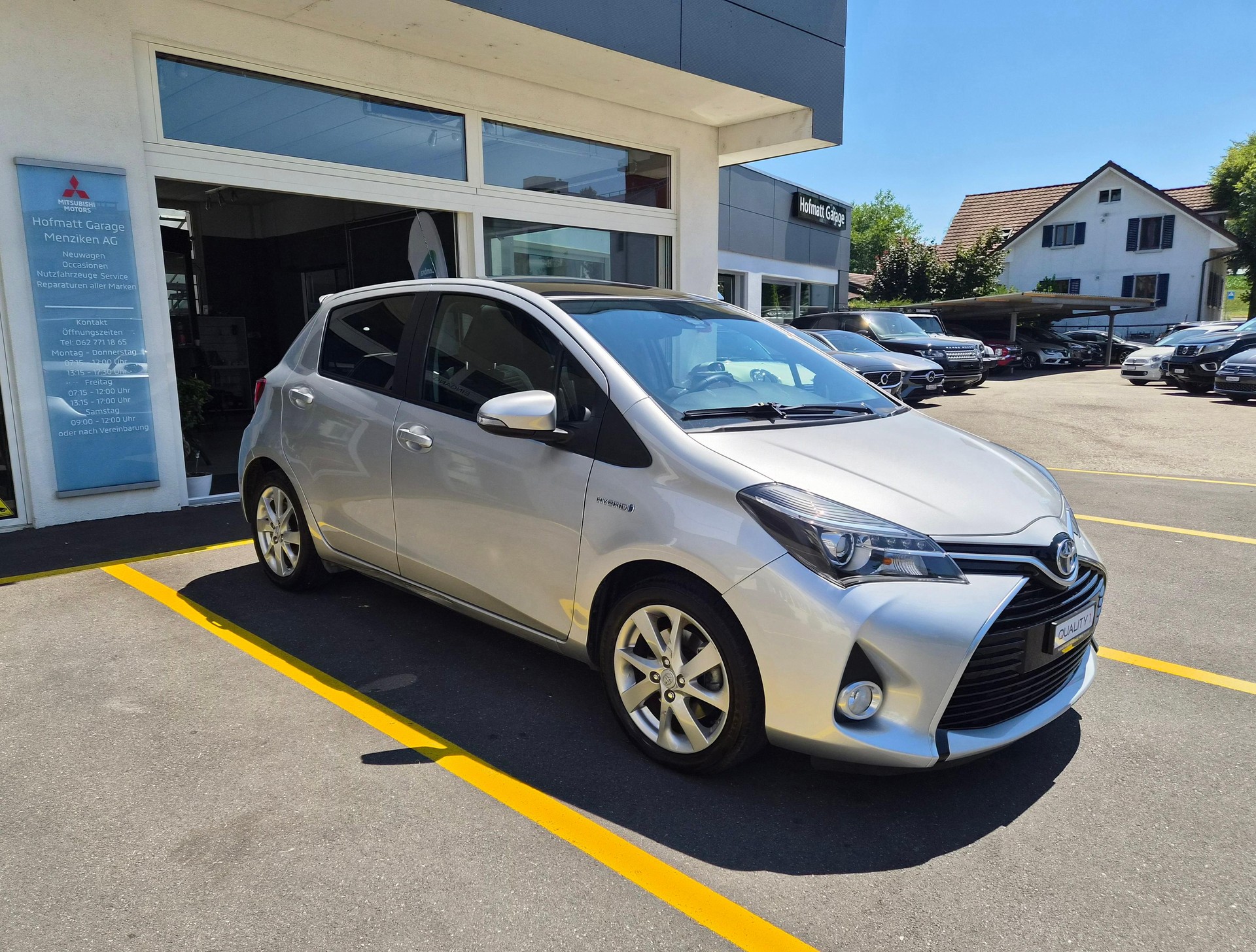 TOYOTA Yaris 1.5 VVT-i HSD Style Bi-tone-image-3