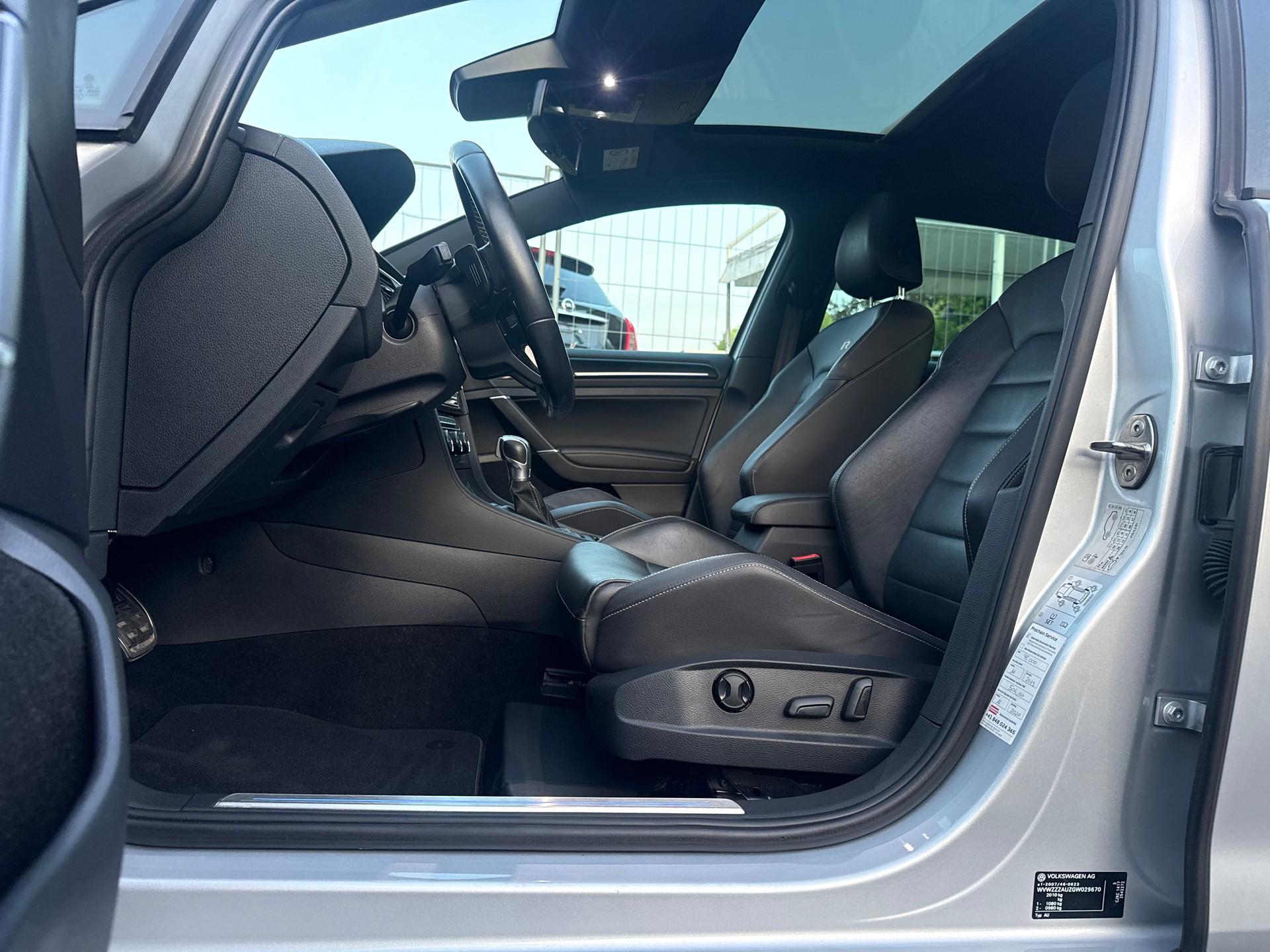 VW Golf 2.0 TSI R 4Motion DSG-image-10