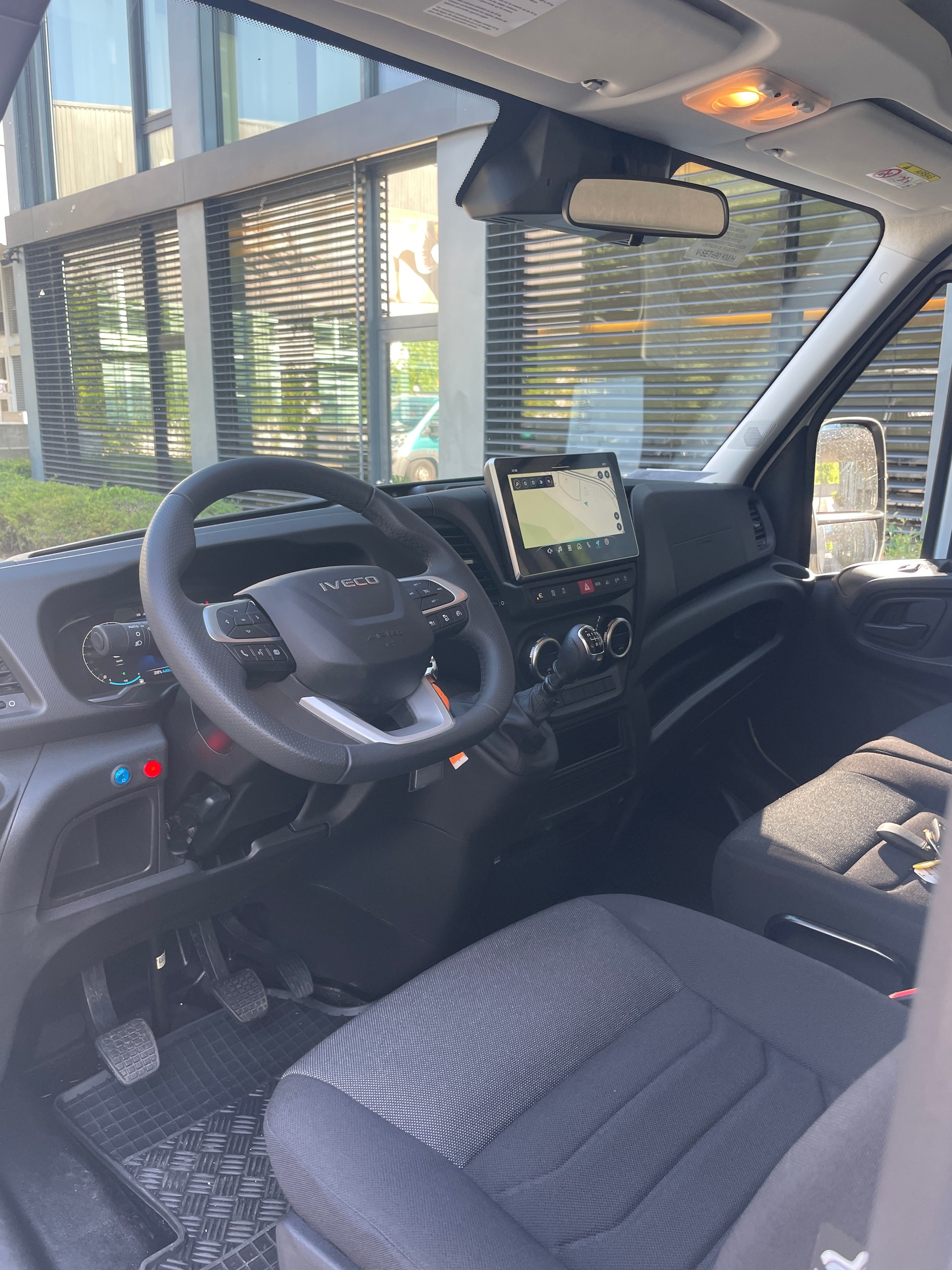 IVECO 35 S 18H V Kofferumbau mit Hebebühne-image-11