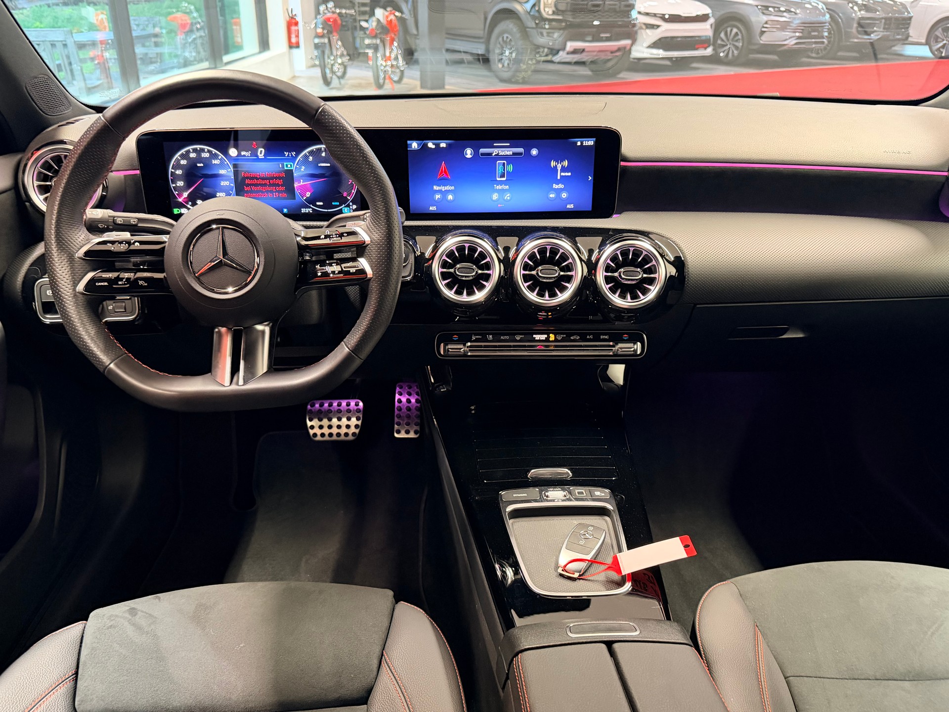 MERCEDES-BENZ A 200 AMG Line 7G-DCT-image-14