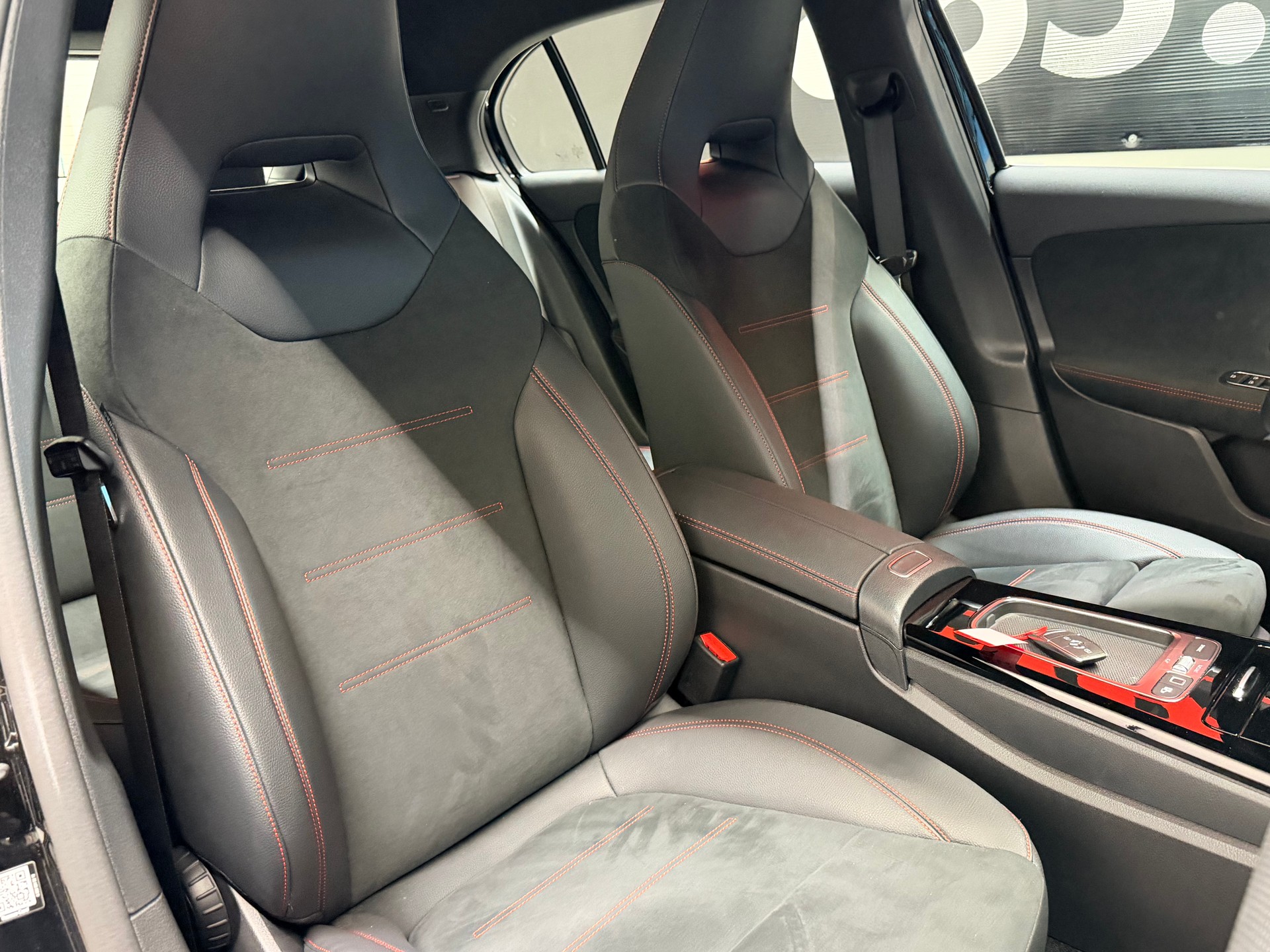 MERCEDES-BENZ A 200 AMG Line 7G-DCT-image-18