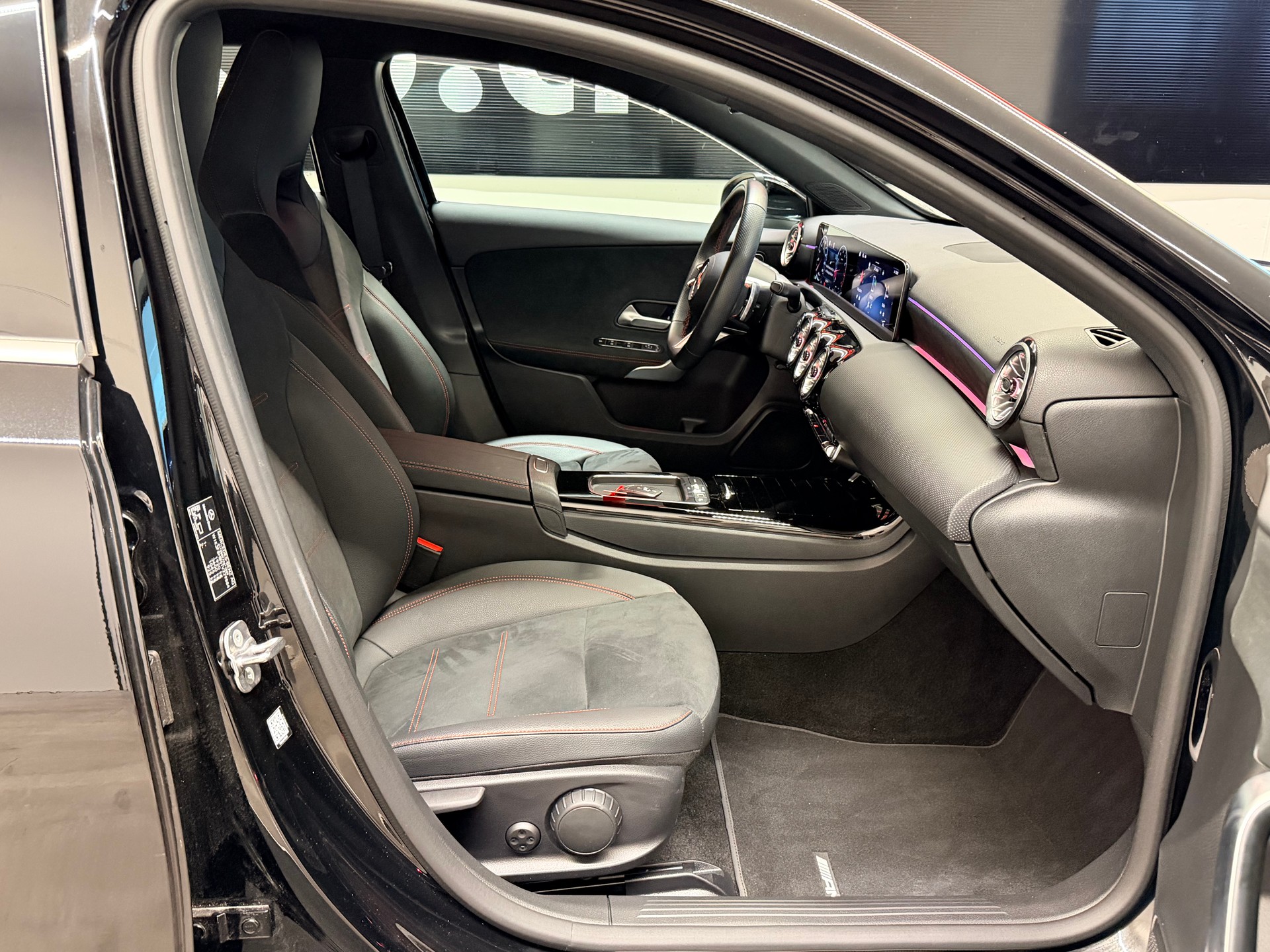 MERCEDES-BENZ A 200 AMG Line 7G-DCT-image-17