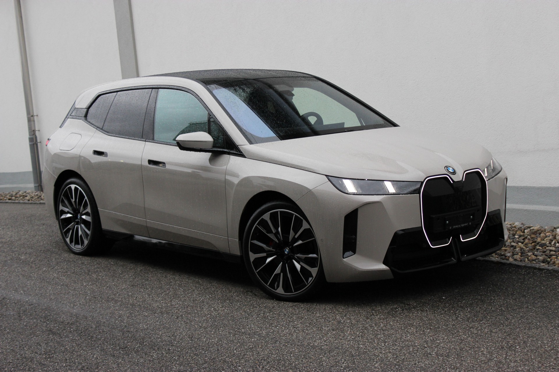 BMW iX xDrive60 M Sport Pro Dune Grey metallic *0.9%-LEASINGAKTION* OHNE Anzahlung CHF 700.-/Monat, 15'000 km/Jahr-image-0