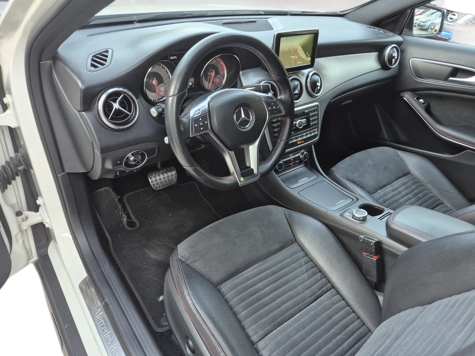 MERCEDES-BENZ GLA 250 AMG Line 4Matic 7G-DCT-image-12